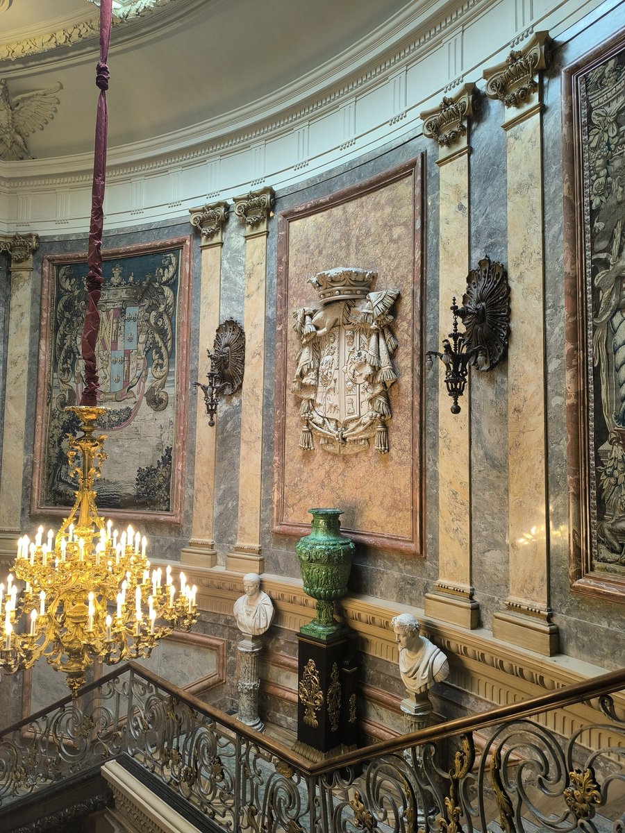 trastamara_ana's tweet photo. La escalera de Honor del Museo Cerralbo es una de las estructuras más escenográficas, teatrales y espectaculares del Madrid del siglo XIX. 

Diseñada como la gran carta de presentación del palacio, su principal función era impactar a los invitados y reflejar el prestigio social, el poder y la riqueza de Enrique de Aguilera y Gamboa, el XVII marqués de Cerralbo.

La impresionante barandilla que abraza la estructura es una pieza de hierro forjado de estilo Luis XV. No fue hecha para el palacio, sino que el marqués la adquirió del antiguo Monasterio de las Salesas Reales fundado por la reina Bárbara de Braganza.