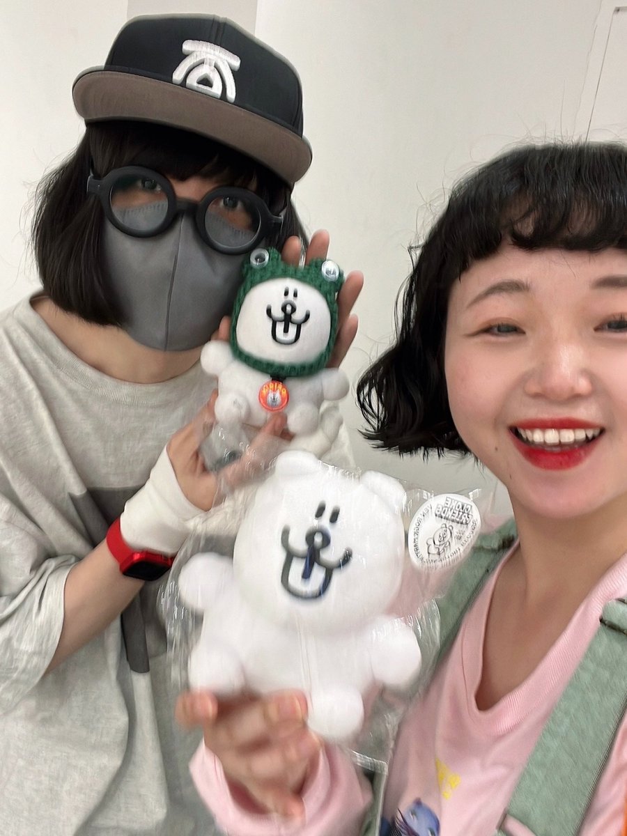mshamuso's tweet photo. 昨日マイミクの福留茜の個展に行ってきた🤛
個展に行ってキャンバスのふちに書いてある言葉をたくさん見れてよかった
ぽぇ〜良いこと書いてありますがな…と思って反対側のフチ見たら、ズッコケちゃったりしちゃう！そこがいいのだほんまに
ベン・ロック・マーティンも丸くて元気そうだった✌️嬉しい https://t.co/UIZO41XU9k