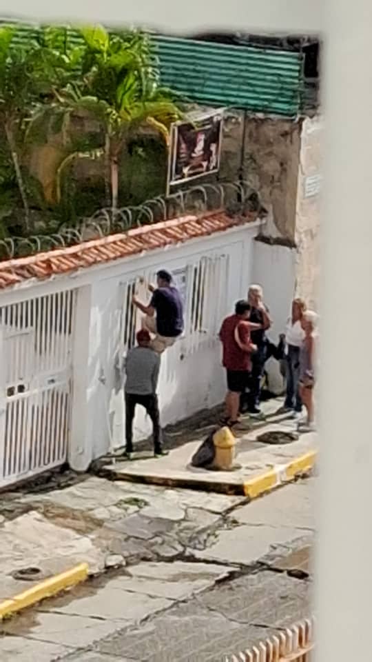 CarlosJRojas13's tweet photo. ¡Muy grave! Miembros de comunas vinculados al @PartidoPSUV invaden sede de @Asoc_El_Llanito la cual es propiedad privada, vecinos de #ElLlanito municipio #Sucre rechazan esta acción y expresan su terror ante el inicio de una nueva oleada de invasiones en la gran #Ccs. @Diogenlara y su @PolisucreOficia recuerden #InvadirEsDelito!