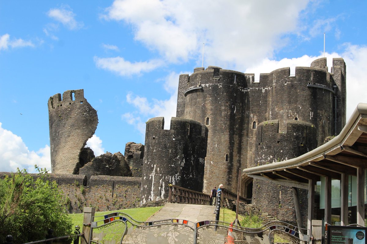 Aircraft_Nutter's tweet photo. Caerphilly Castle, the second largest Castle in the UK. https://t.co/BzsY7icWSQ