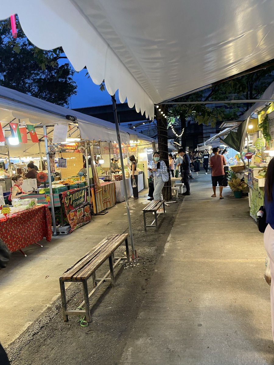 Knuckle_SmaLabo's tweet photo. 近所の屋台街探索中… https://t.co/QzbFR5aXH2