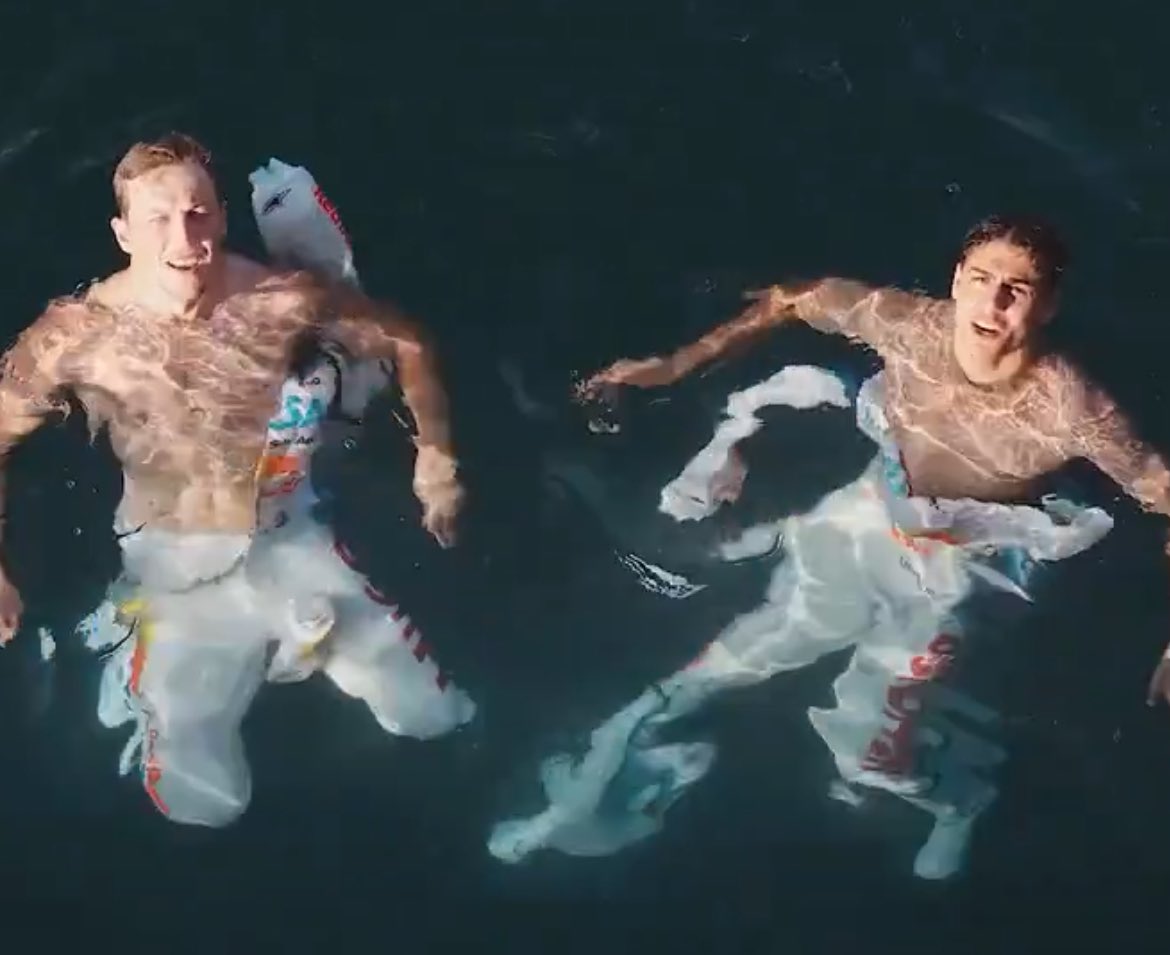 TheNeroManza's tweet photo. “can we play mermaids” https://t.co/o5HzpyUxYf