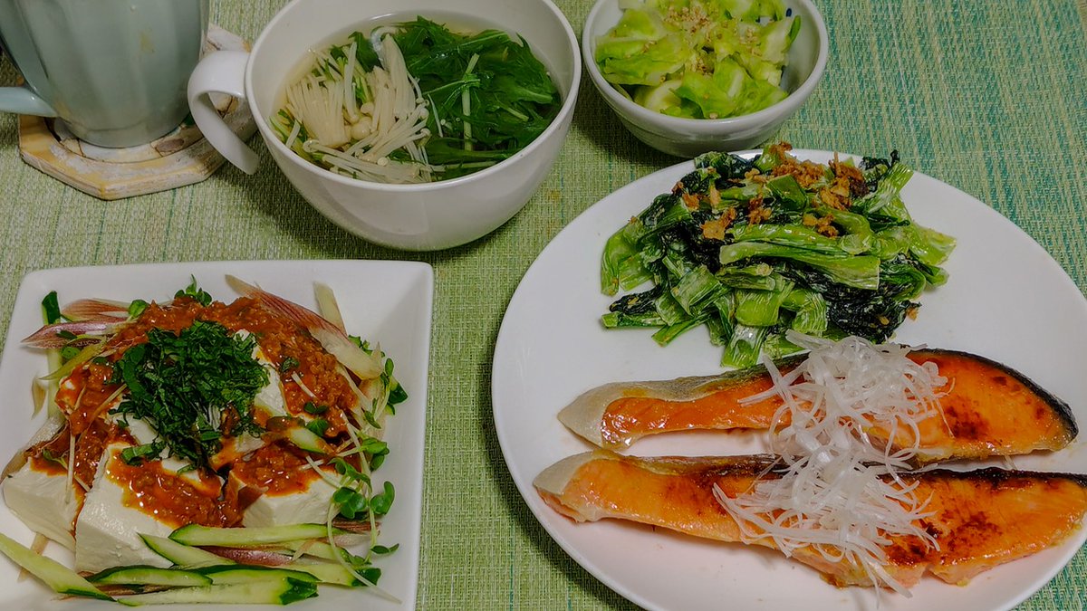akia_queer's tweet photo. 今夜は鮭の西京焼き＋小松菜のマヨカレー和えに
豆腐の辛味噌ドレッシングサラダと
水菜とえのきのスープに
キャベツの浅漬けの献立です

#おうちごはん
#おうち居酒屋
#料理好きな人と繋がりたい
#日々の記録
#家飲み
#晩酌 https://t.co/Zmvr65N3v1