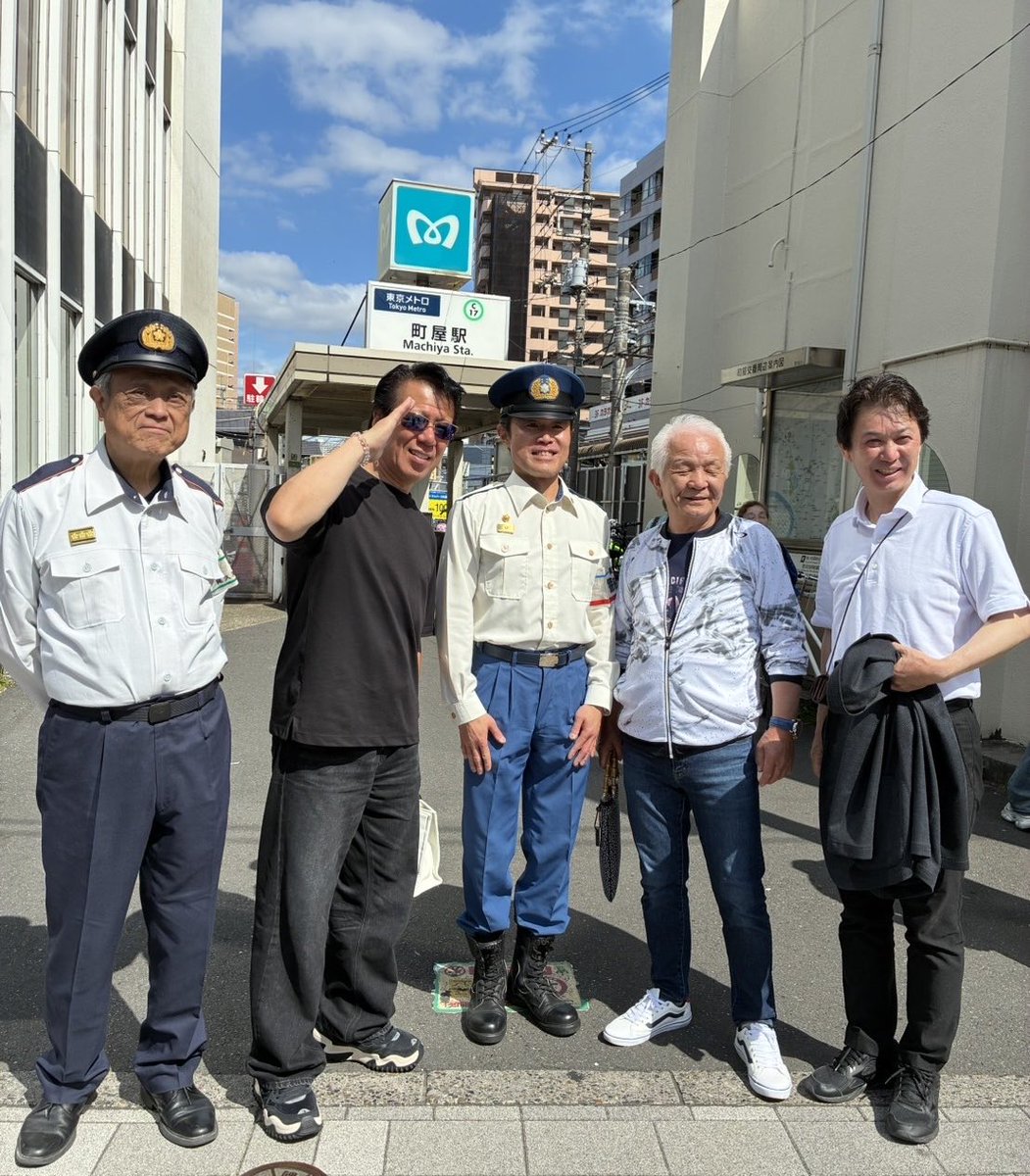 ri_zento_deka's tweet photo. おはようさん👮

東京都荒川区長の滝口学（たきぐちがく）さんと天王祭の巡回に行きました🫡
滝口学荒川区長は、私の実家の最寄り駅「学駅」へ中学生のときに行っています🚉
学駅が縁でお会いすることになりました‼️
皆様、暑い中お疲れ様でした🫡

#東京都荒川区
#滝口学区長
#天王祭
#徳島県学駅
#秋山博康
#リーゼント刑事