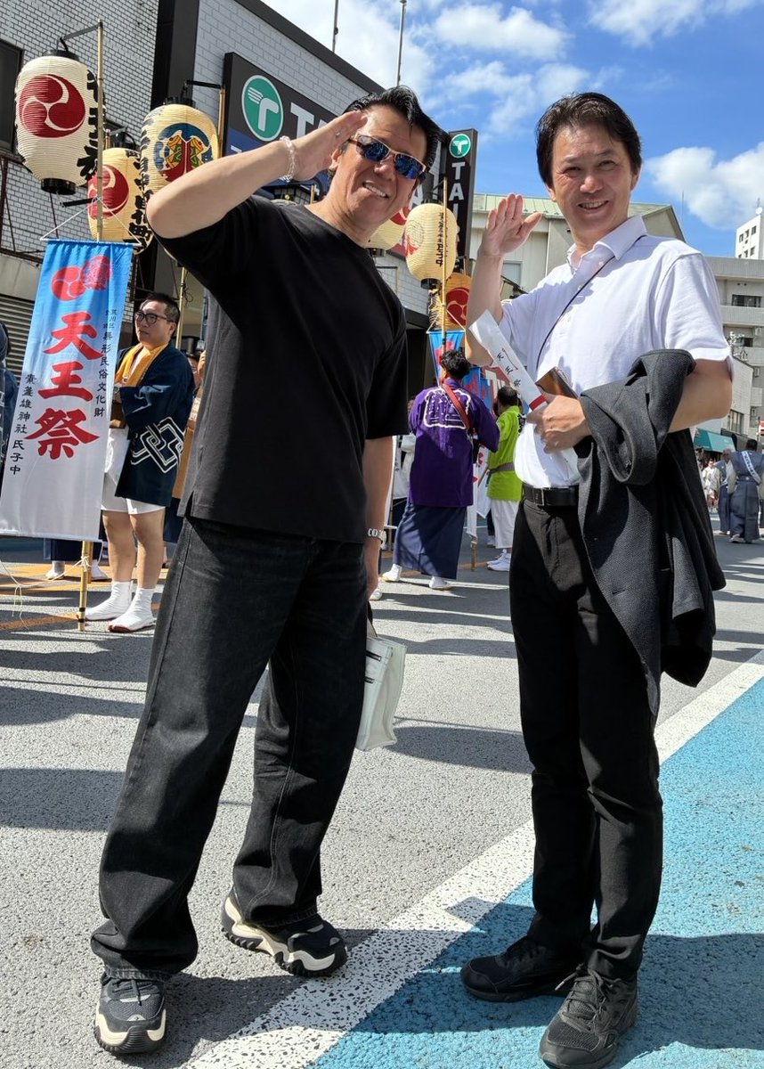 ri_zento_deka's tweet photo. おはようさん👮

東京都荒川区長の滝口学（たきぐちがく）さんと天王祭の巡回に行きました🫡
滝口学荒川区長は、私の実家の最寄り駅「学駅」へ中学生のときに行っています🚉
学駅が縁でお会いすることになりました‼️
皆様、暑い中お疲れ様でした🫡

#東京都荒川区
#滝口学区長
#天王祭
#徳島県学駅
#秋山博康
#リーゼント刑事