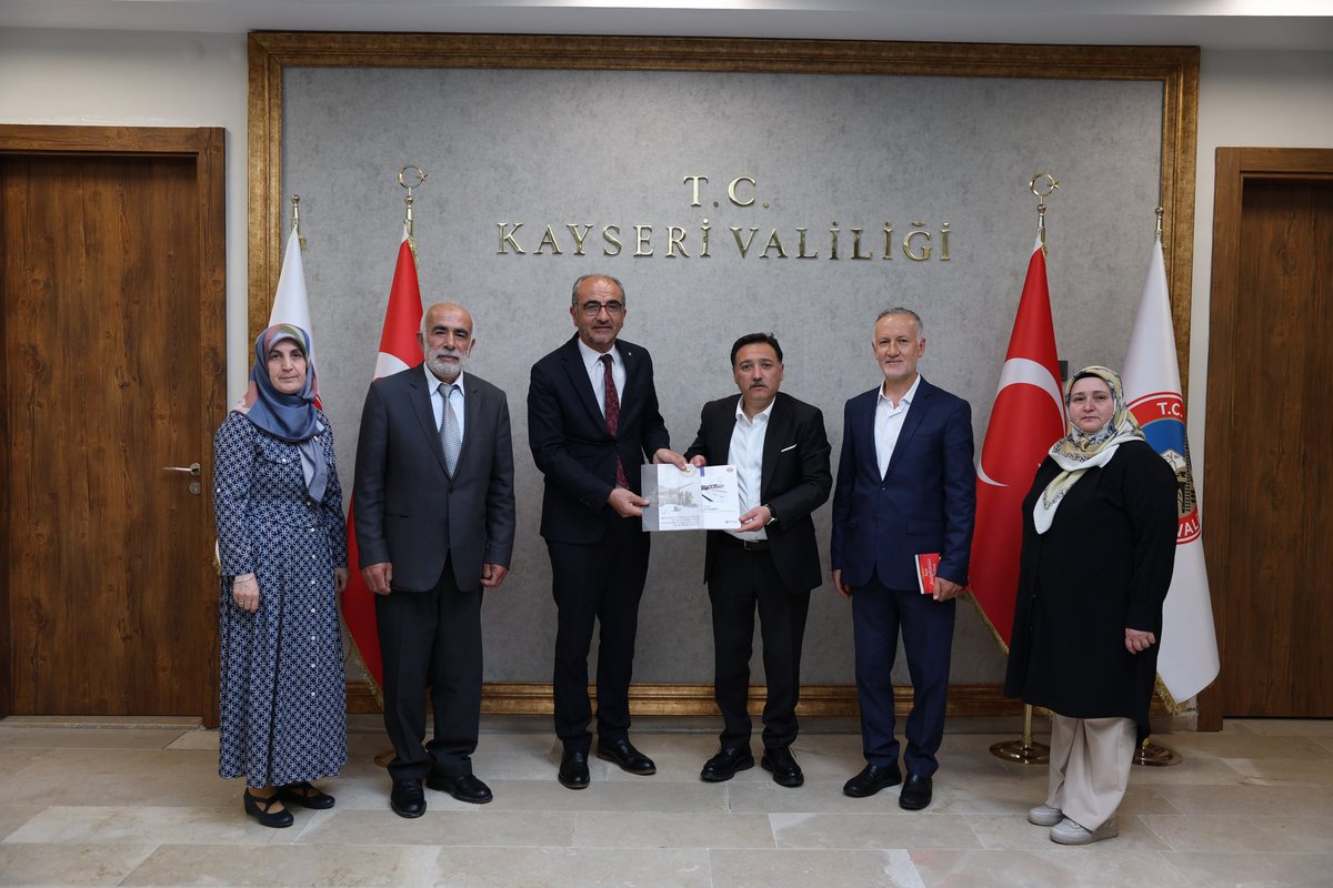 28subatgonullu's tweet photo. 28 Şubat Gönüllüleri Platformu Kayseri Temsilcimiz Hüseyin EFE, Platform üyelerimiz Şerife ONARAN ve Şerife EFE, Adaleti Savunanlar Derneği Kayseri Şube Başkanı Ahmet BALCI ve Başkan Yardımcısı Mehmet ARSLAN ile birlikte , 28 Şubat Mağdurları için KOMİSYON kurulması çalışmaları doğrultusunda Kayseri Valimiz Sayın Gökmen ÇİÇEK'i ziyaret edip kendilerine "28 Şubat Gönüllüleri Platformunun Tanıtımı, Faaliyetleri ve Rapor Özeti" çalışmamızı ve Memur-Sen Konfederasyonu ile gerçekleştirdiğimiz "Çalıştay Raporunu" takdim etmişlerdir. 
Sayın Valimize nazik kabulleri, göstermiş olduğu samimiyetleri, nezaketleri, misafirperverlikleri ve 28 Şubat Mağdurlarıyla ilgili hassasiyetleri için teşekkür ediyoruz.

#28SubatHakTelafi
@TC_icisleri 
@mustafaciftcitr 
@kayserivaliligi 
@gokmen_cicek_ 
@huseyinefem 
@asder_org_tr 
@ahmetbalci71 
@SerifeOnaran
