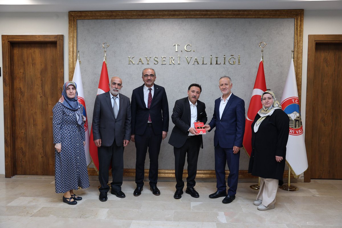 28subatgonullu's tweet photo. 28 Şubat Gönüllüleri Platformu Kayseri Temsilcimiz Hüseyin EFE, Platform üyelerimiz Şerife ONARAN ve Şerife EFE, Adaleti Savunanlar Derneği Kayseri Şube Başkanı Ahmet BALCI ve Başkan Yardımcısı Mehmet ARSLAN ile birlikte , 28 Şubat Mağdurları için KOMİSYON kurulması çalışmaları doğrultusunda Kayseri Valimiz Sayın Gökmen ÇİÇEK'i ziyaret edip kendilerine "28 Şubat Gönüllüleri Platformunun Tanıtımı, Faaliyetleri ve Rapor Özeti" çalışmamızı ve Memur-Sen Konfederasyonu ile gerçekleştirdiğimiz "Çalıştay Raporunu" takdim etmişlerdir. 
Sayın Valimize nazik kabulleri, göstermiş olduğu samimiyetleri, nezaketleri, misafirperverlikleri ve 28 Şubat Mağdurlarıyla ilgili hassasiyetleri için teşekkür ediyoruz.

#28SubatHakTelafi
@TC_icisleri 
@mustafaciftcitr 
@kayserivaliligi 
@gokmen_cicek_ 
@huseyinefem 
@asder_org_tr 
@ahmetbalci71 
@SerifeOnaran