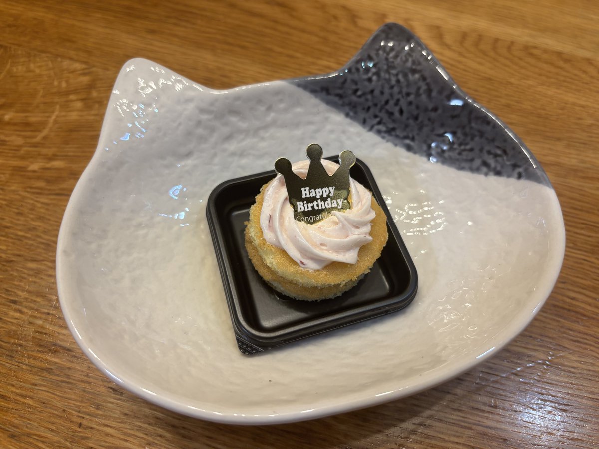 Sp_Pharmacist's tweet photo. ひとくちも食べなかった😹 #猫ケーキ https://t.co/2kqdq6wjLv
