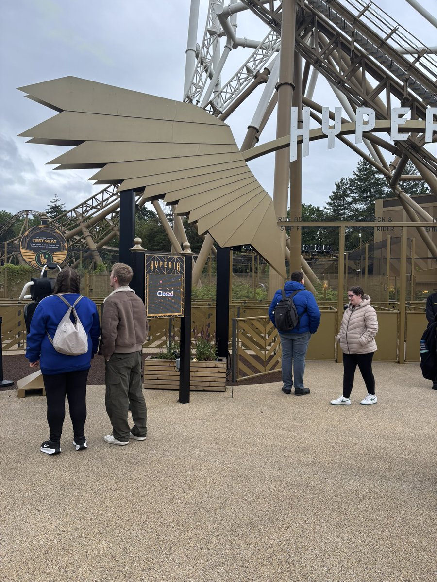 themeparkbeth's tweet photo. I’m heartbroken 😭😭💔 Altho they haven’t evac’d the queue https://t.co/gHSoZsy3uf