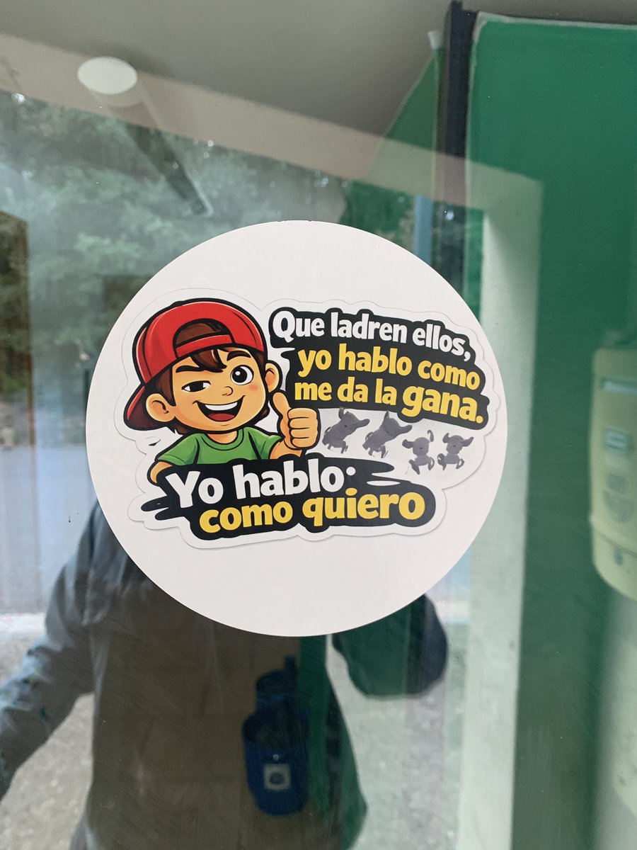 sam_alcobe's tweet photo. Aquest matí hem trobat aquestes enganxines a la porta de l’escola. Un atac a la llengua catalana que no podem normalitzar ni passar per alt.

Ha passat també en altres escoles o pobles? https://t.co/R545a5RZFu