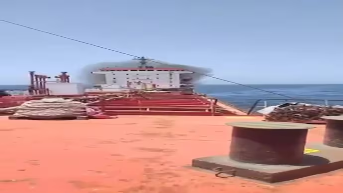 IndiaToday's tweet photo. Ship with 24 Indian seafarers hit in alleged US Navy strike near Oman; crew safe

Read more: https://t.co/06yZDkCxSg https://t.co/S966N8fAqf