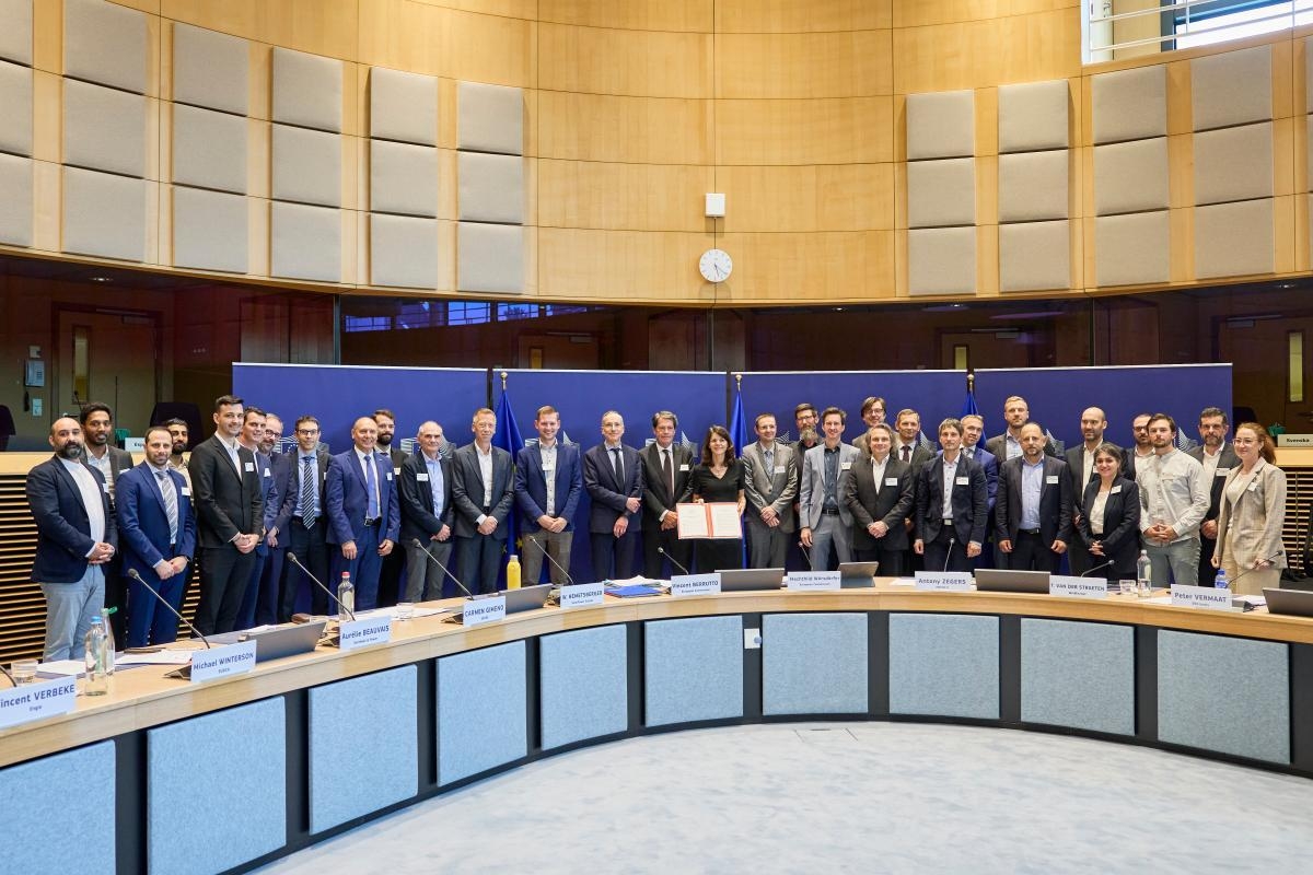 Skupina_CEPS's tweet photo. ČEPS se v Bruselu za účasti komisaře pro energetiku a bydlení Dana Jørgensena připojila k evropské iniciativě AI.Grids. Ta sdružuje 12 provozovatelů přenosových soustav, 6 provozovatelů distribučních soustav a 21 výzkumných organizací.

Společným cílem je vytvořit první evropský model umělé inteligence pro provoz elektrizačních soustav – nástroj, který pomůže lépe pracovat s rostoucí komplexitou sítě, větším objemem dat i vyšší dynamikou výroby a spotřeby.

Za ČEPS se chceme zaměřit především na:
- predikci stavu soustavy a provozní plánování
- dynamické hodnocení bezpečnosti provozu v reálném čase
- inteligentní zpracování alarmů a detekci anomálií
Stejně důležité je pro nás i nastavení pravidel pro bezpečné, transparentní a odpovědné využití AI v prostředí kritické infrastruktury.
AI v energetice vnímáme jako nástroj, který pomáhá efektivně pracovat s daty, zpřesňovat predikce a podporovat kvalifikované rozhodování v provozu při zachování plné kontroly nad řízením soustavy.
