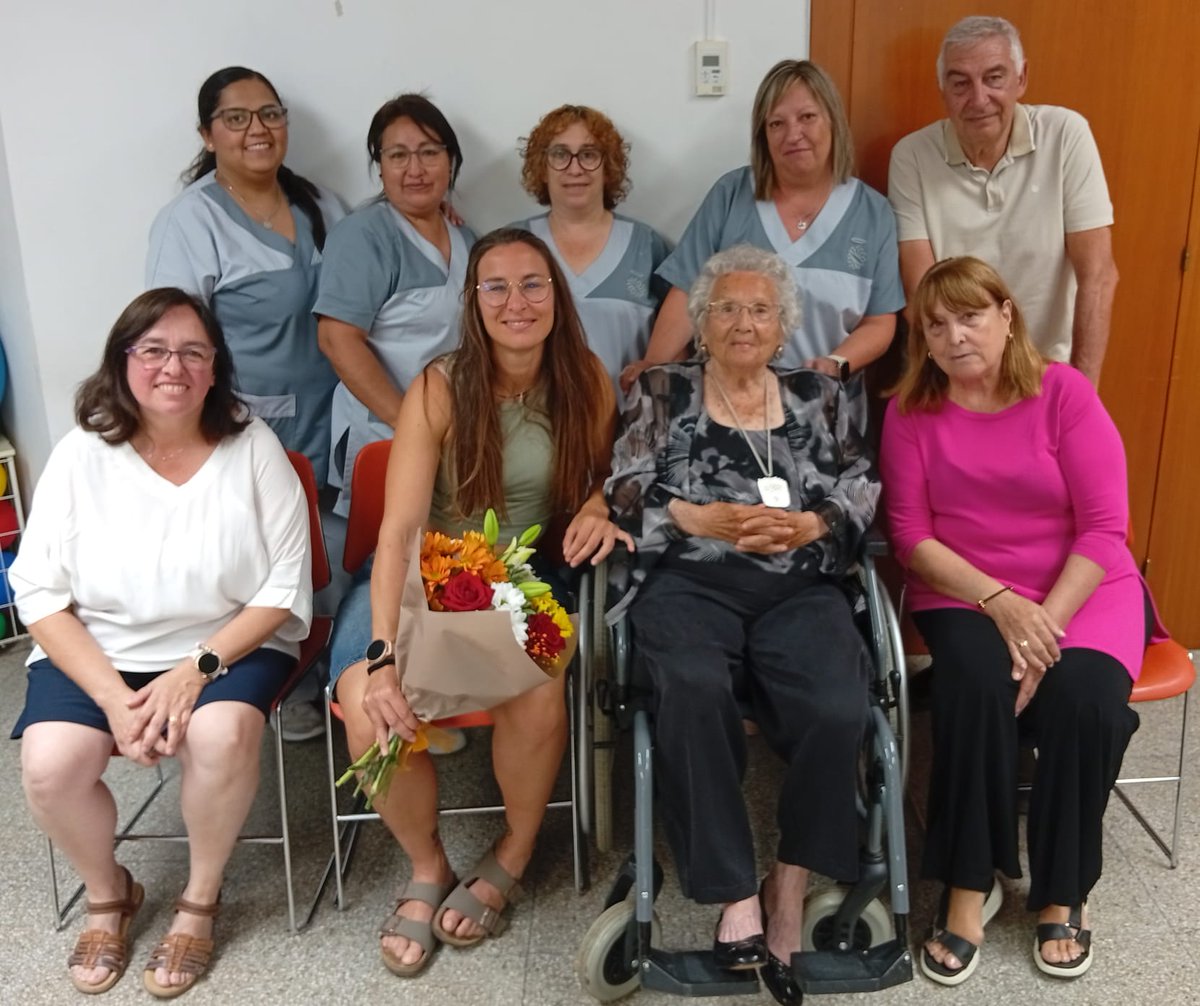 f_santaeulalia's tweet photo. Avui hem celebrat un aniversari molt especial a la residència i centre de dia de la Fundació Santa Eulàlia. 🎂

La Sra. Ramona ha fet 100 anys i ha rebut la medalla centenària, envoltada de família, companys/es i professionals.

Felicitats, Sra. Ramona! 💛 https://t.co/cn4tFqFW5T