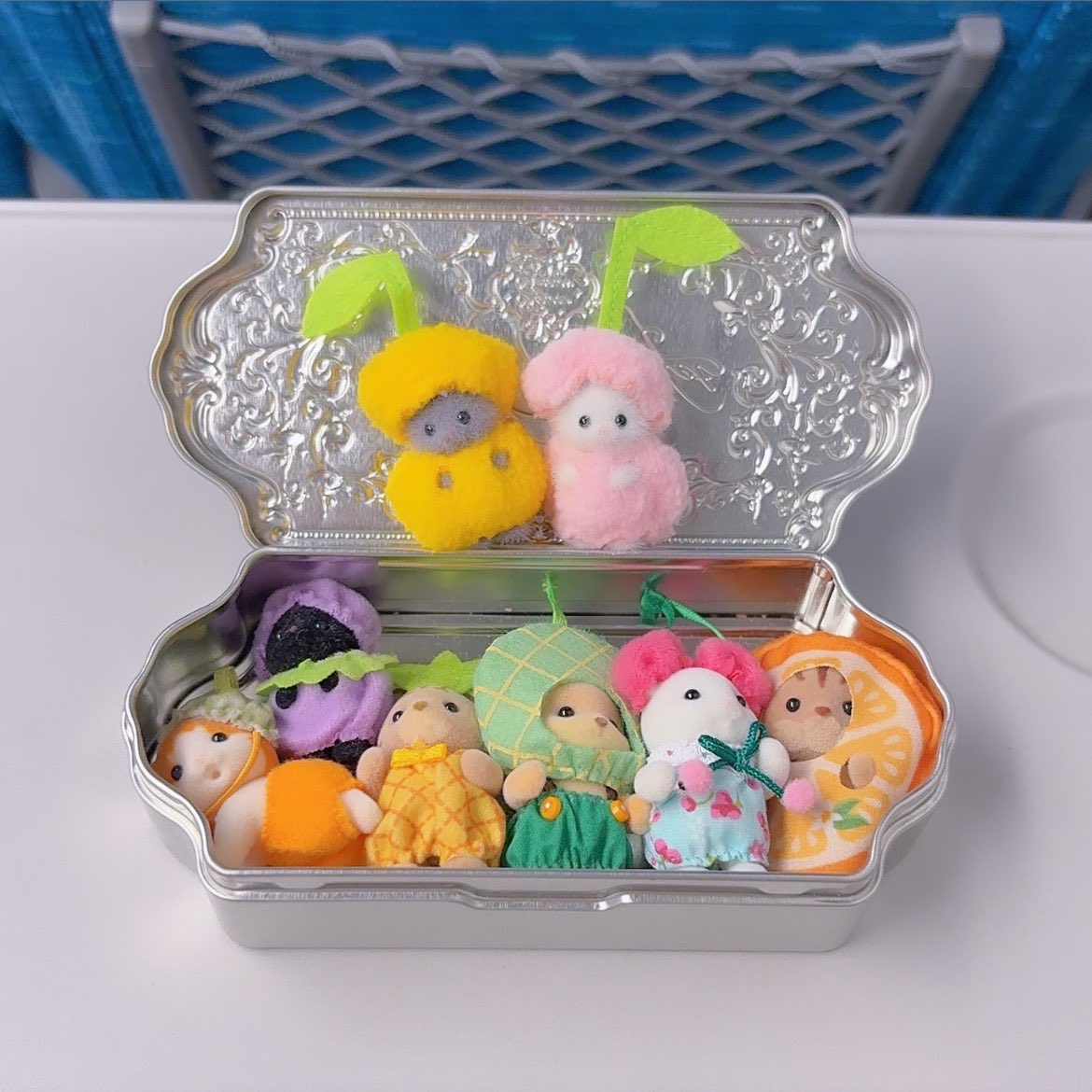 __lilmacaron's tweet photo. 当日にならないとメニューがわからないかき氷屋さんに行くので色んなフルーツのシルバニアたちを連れて行った🍈🍊🍍🍒 https://t.co/9aNDs0G8Xf