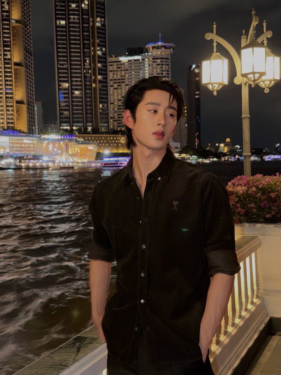 imnotblooming's tweet photo. อหหห น้องเอสมาลงรูปวันนั้นที่ไปนอน mandarin oriental กับหมาเด็กคนนึง 😜 นี่คือสิ่งที่วิลเลี่ยมได้เหนก่อนพวกเราหรอ ป้าดดด หน้าอ้อนๆ อิจฉาเพิ่น 

#est_rvp https://t.co/0oH1450O8D