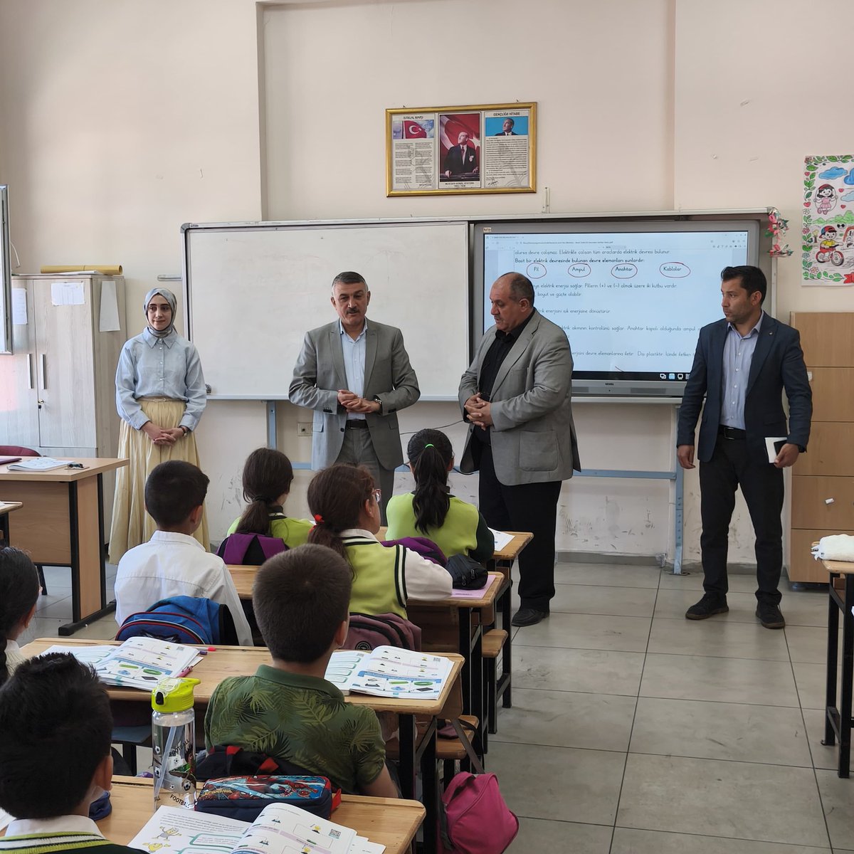 PatnosMEM's tweet photo. "EĞİTİMİN NABZINI OKULLARIMIZDA TUTUYORUZ"

İlçe Milli Eğitim Müdürümüz Sayın Yüksel ZORLU, ilçemiz okullarından;
Atatürk İlkokulu,
Cengiz Topel İlkokulu,
Cumhuriyet İlk-Ortaokulu,
100.Yıl İlkokulu,
İbrahim Karaoğlanoğlu İlkokulu'nu ziyaret etti.

Ziyaretleri kapsamında sevgili öğrencilerimizle bir araya gelerek sıcak bir sohbet gerçekleştiren ve taleplerini dinleyen Müdürümüz, okul idarecilerimizle de ilçemizdeki eğitim kalitesinin ve başarısının daha yukarılara taşınması adına istişarelerde bulundu.

Daha parlak bir gelecek ve daha güçlü bir eğitim kadrosu için durmaksızın çalışmaya devam ediyoruz.

@tcmeb 
@tcagrivaliligi 
@agrimem
@patnos_004
@zorluyuksel