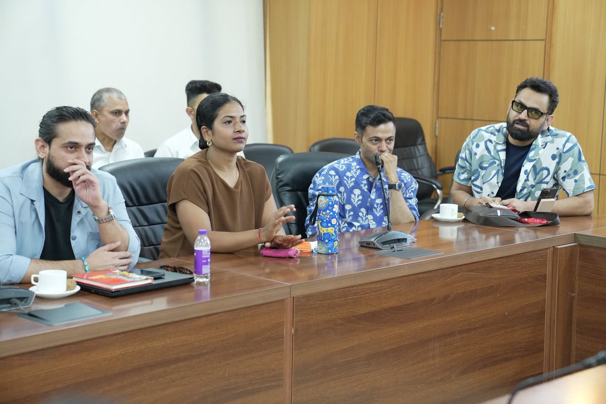 PIBAYUSH's tweet photo. 🎙️🧘‍♀️ As part of #IDY2026 outreach, the @moayush  brought together leading RJs, influencers, and content creators to amplify the message of #YogaForHealthyAgeing and inspire healthier lifestyles across communities.
#InternationalDayOfYoga2026 #InternationalDayOfYoga https://t.co/o9YGNxxB2r