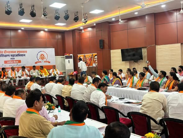 BjpNeelima's tweet photo. पंडित दीनदयाल उपाध्याय प्रशिक्षण महाभियान के राष्ट्रीय सहसंयोजक एवं राष्ट्रीय मंत्री श्री ओम प्रकाश धनकड़ जी के मुख्य आतिथ्य में प्रदेश के सभी वर्ग संयोजकों और वर्ग प्रभारियों की बैठक की अध्यक्षता प्रदेश उपाध्यक्ष श्री ब्रज बहादुर जी ने की... https://t.co/CFwSzB8iYm