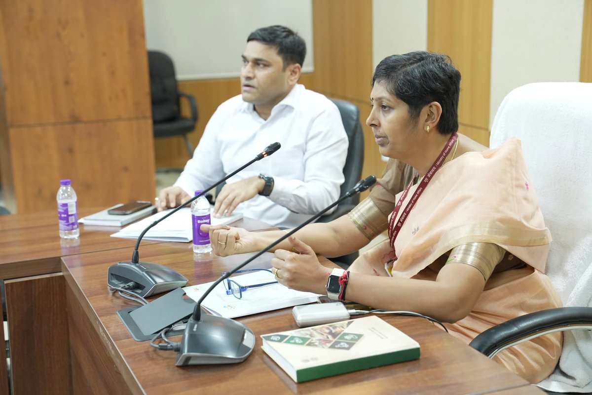 PIBAYUSH's tweet photo. Addressing the gathering, Ms. Alarmelmangai D, Joint Secretary, Ministry of Ayush, highlighted yoga’s role in promoting healthy, active, and dignified ageing.

Dr. Subodh Kumar, Director, Ministry of Ayush, was also present on the occasion.

 #YogaDay #Yoga365 #HealthyAgeing https://t.co/DE5ZGN510L