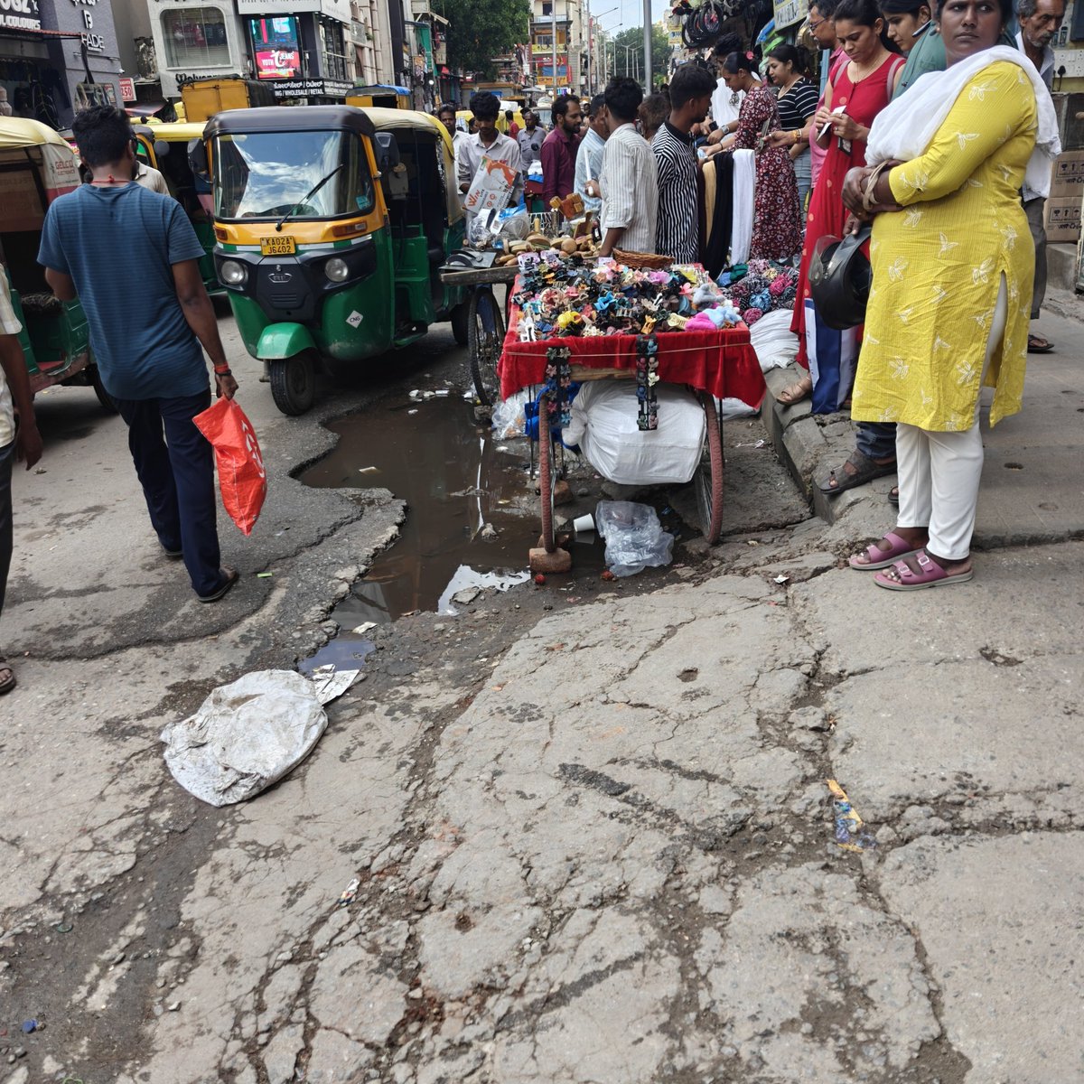 nikeshmail's tweet photo. All Time Traffic Congestion On Chickpete Metro Parking Rd, As Char Street Jn, Sultanpete Circle 
Reason is Double Parking, Fixed PushCarts, illegal autos parking 

@blrcitytraffic @CPBlr @DCPTrWestBCP @Jointcptraffic @PriyankKharge @chickpetetrfps @acpwesttrf https://t.co/BxBMrrUlNi