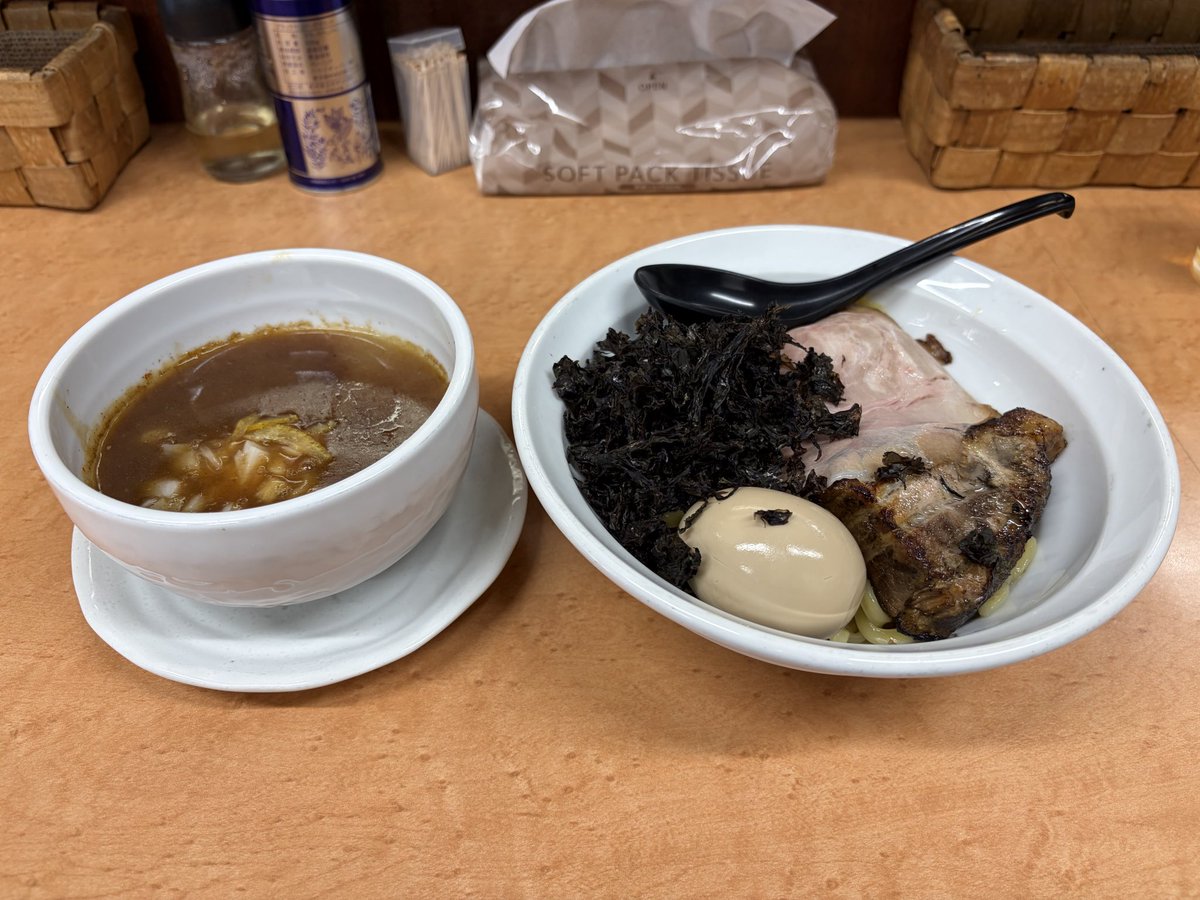 JP_dot_jp's tweet photo. ド豚骨貫@船橋競馬場
特製豚つけSOBA
濃厚スープに岩海苔が良いアクセントで最後まで飽きることなく食べられる
炙られたチャーシューはステーキかと思うくらい肉厚で美味 https://t.co/Xnu7ZD8Eye