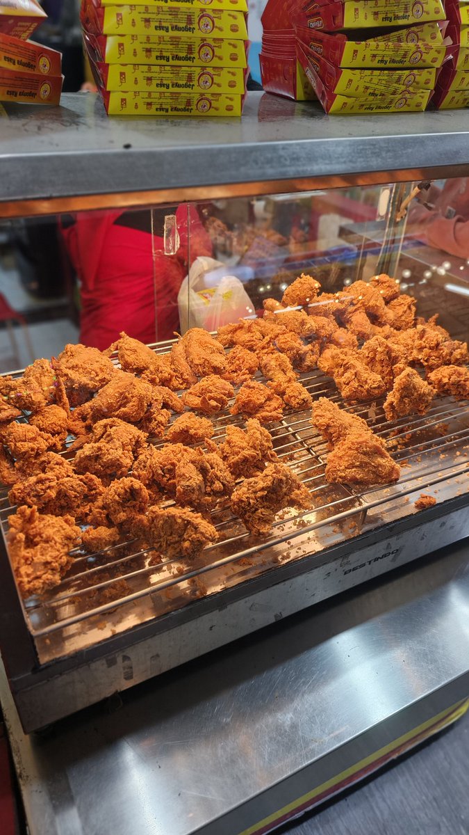 Rifkyprass's tweet photo. Ayam Goreng lokal pinggir jalan ini, rasanya jauh lebih dahsyat dibanding Ayam McD atau KFC!!! No Debat!! 

Terimakasih sabana, Hisana, olive dll. 
Berkat kalian gak perlu makan ayam mahal².

Ayam favorit kalian apa nih??? https://t.co/8gpYEAaAru