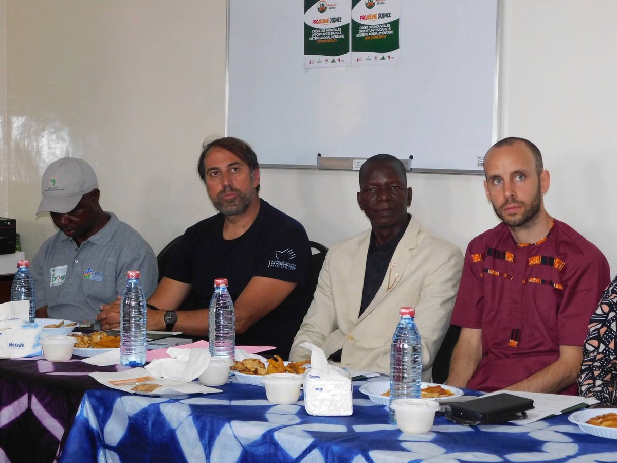 lviaguinea_gn's tweet photo. 🇮🇹🤝🇬🇳 À Kindia, Mr Marco Ricardo Rusconi DG @aics_it et M. GIOVANI Grandi de @AICSDakar ont échangé avec les acteurs du projet PROJEUNE Guinée mis en œuvre par @lviaguinea_gn ainsi que son partenaire Italien @CISVto et les partenaires Guinéens Fepaf-Bg et @IfimGuinee. https://t.co/FgdkPVhtCb
