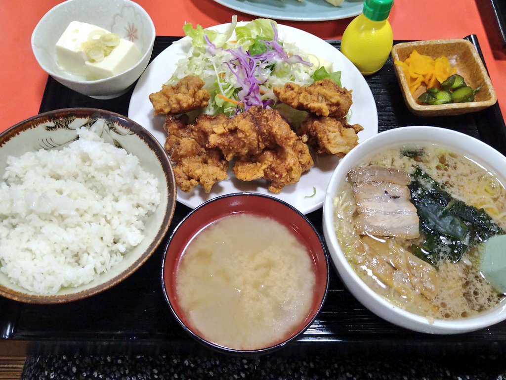 esukon's tweet photo. お気に入りの焼肉定食なかった………
だがジャンボ餃子は食べれた！！
そして初のAセットを食べた！
半ラーメンらしいがこれ普通盛りじゃね？ってくらい麺あって腹パンすぎ https://t.co/4nM2pQH0SK