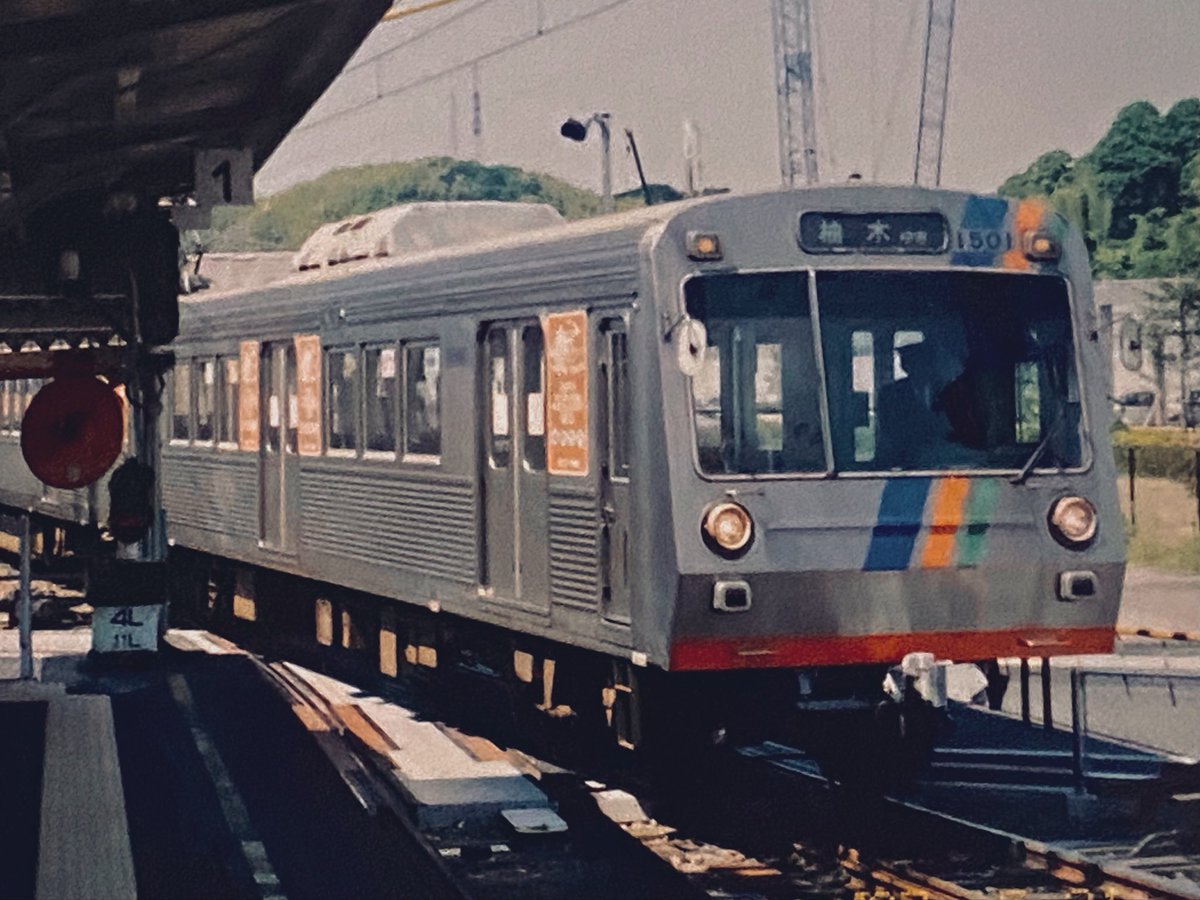 JeepBUS_Express's tweet photo. #急行灯は素晴らしい

静鉄の急行灯は当時 回送 臨時の他に「柚木ゆき」の識別に使われていました
回送ですら各駅停車の静鉄にとって単純にイレギュラーを識別する為に使っていたようです
そんなイレギュラー灯も急行復活で晴れて急行灯に復帰

しっかし伊豆箱根1100の急行灯が生きてたのは驚いたなぁ https://t.co/V7LbK4xebJ