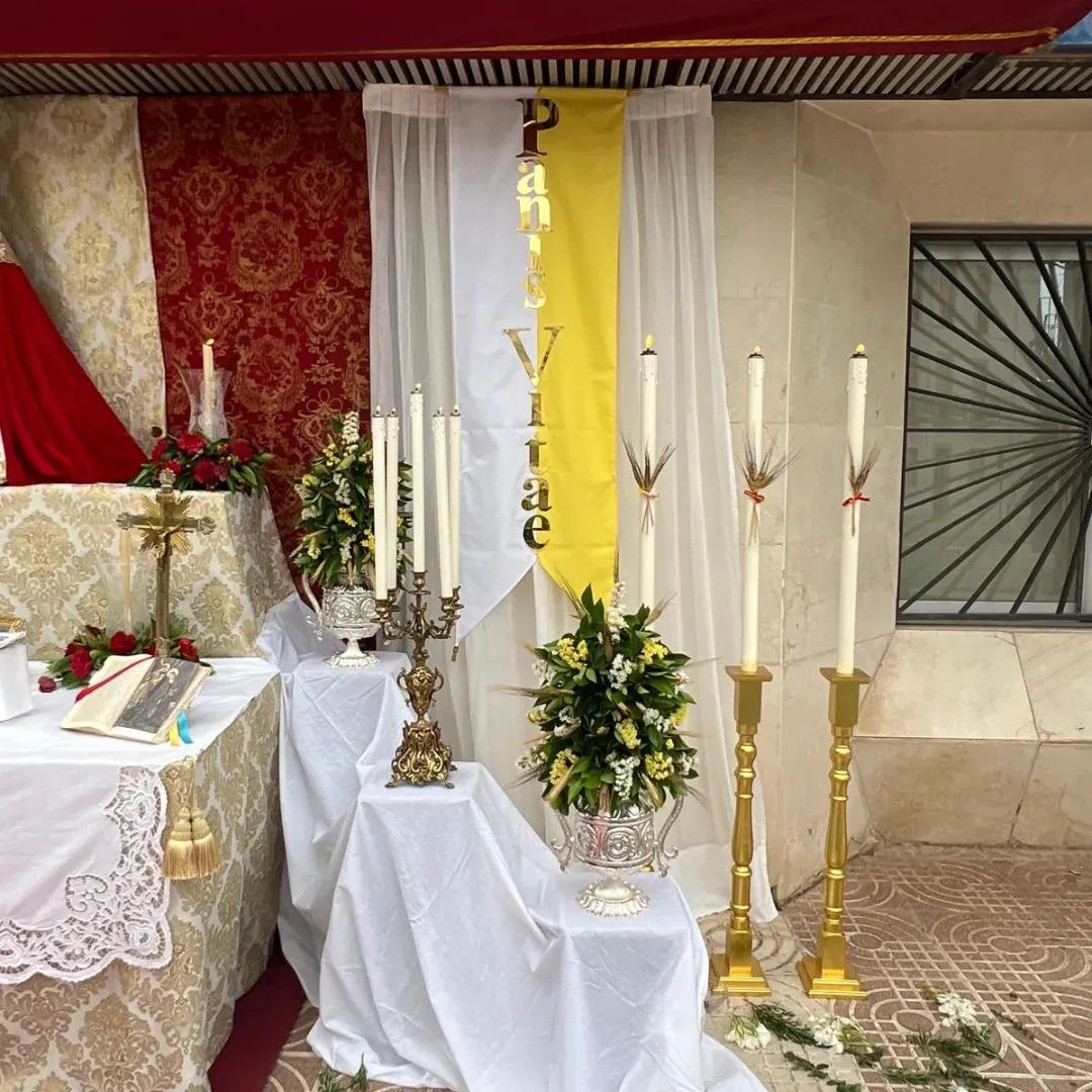 SepulcroSoledad's tweet photo. 🌾𝐀𝐋𝐓𝐀𝐑  𝐂𝐎𝐑𝐏𝐔𝐒 𝐂𝐇𝐑𝐈𝐒𝐓𝐈 2026 🍇 

#Altar efímero en honor del Santísimo Sacramento, realizado por la Cofradía @SepulcroSoledad de Dalías , durante la Procesión del Corpus 2026.

¡Alabado sea el Santísimo Sacramento del Altar! 🙏🏻

#Corpus2026  #Dalías https://t.co/im979hmXil