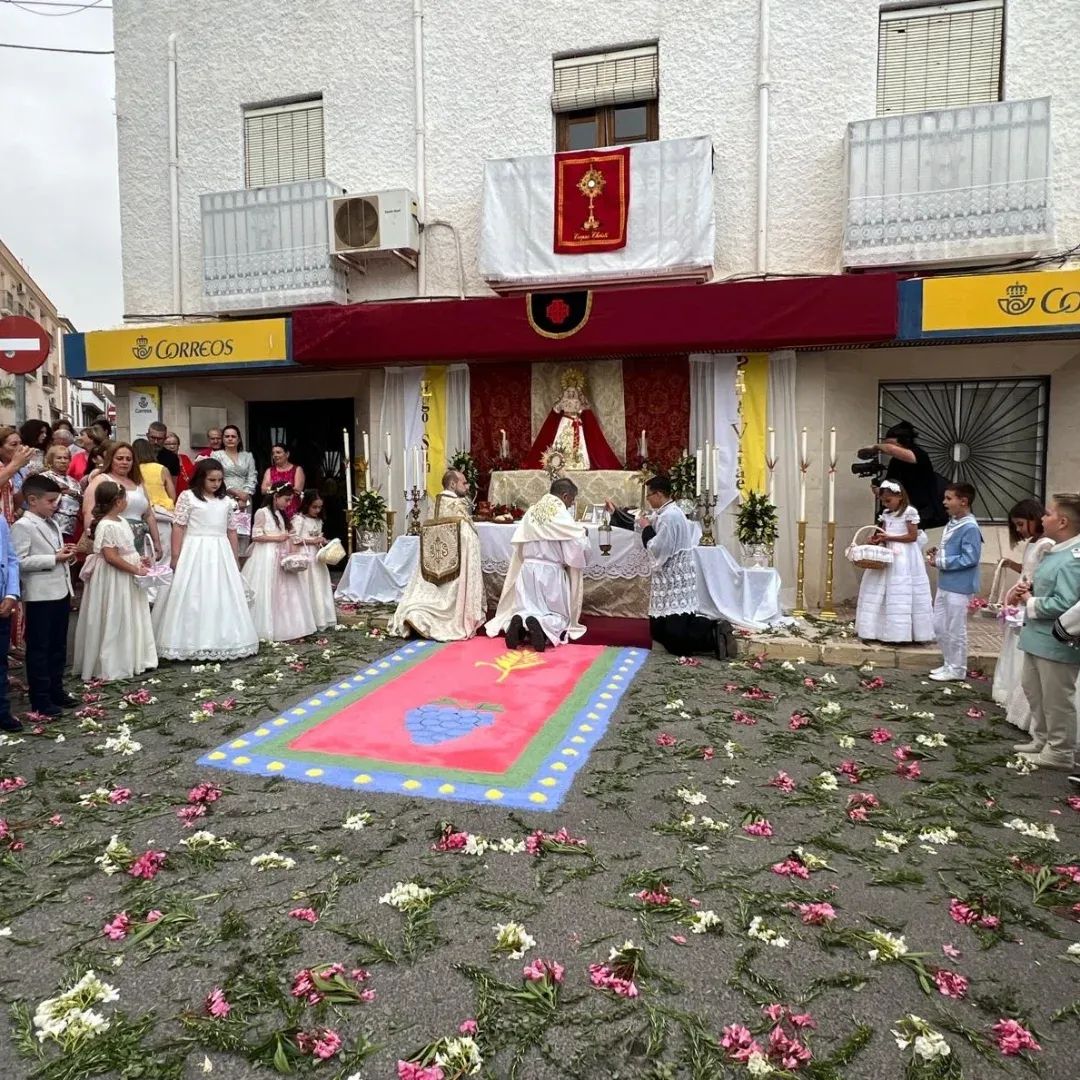 SepulcroSoledad's tweet photo. 🌾𝐀𝐋𝐓𝐀𝐑  𝐂𝐎𝐑𝐏𝐔𝐒 𝐂𝐇𝐑𝐈𝐒𝐓𝐈 2026 🍇 

#Altar efímero en honor del Santísimo Sacramento, realizado por la Cofradía @SepulcroSoledad de Dalías , durante la Procesión del Corpus 2026.

¡Alabado sea el Santísimo Sacramento del Altar! 🙏🏻

#Corpus2026  #Dalías https://t.co/im979hmXil