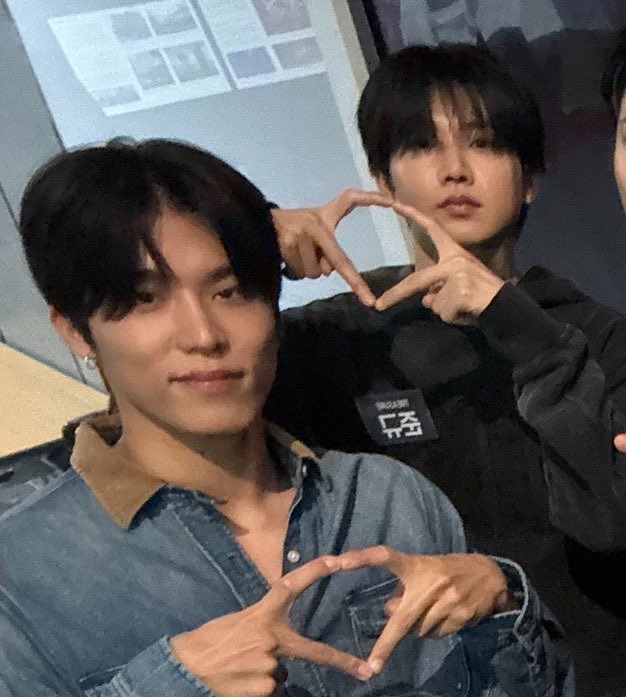 yeonfeeling's tweet photo. 🐺🐨🫳🏻 https://t.co/u7JvjDdwBY