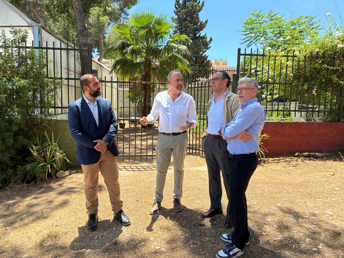 educacionmlg's tweet photo. DT de @EducaAnd, @Miguel_Briones_, ha visitado el @iesManantiales, en #Torremolinos, y ha anunciado el comienzo de las obras para instalar un #ascensor. También se ejecutarán una nueva #AulaEspecífica y otras mejoras en sus instalaciones. @AndaluciaJunta invertirá 300.000 euros. https://t.co/DZAdxUQ3IE
