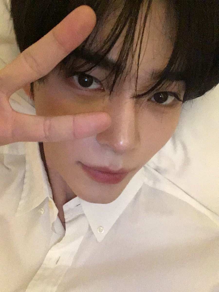 EHOI_EHOI's tweet photo. 침대 셀카 왔다 ......... https://t.co/7sNgAgejin