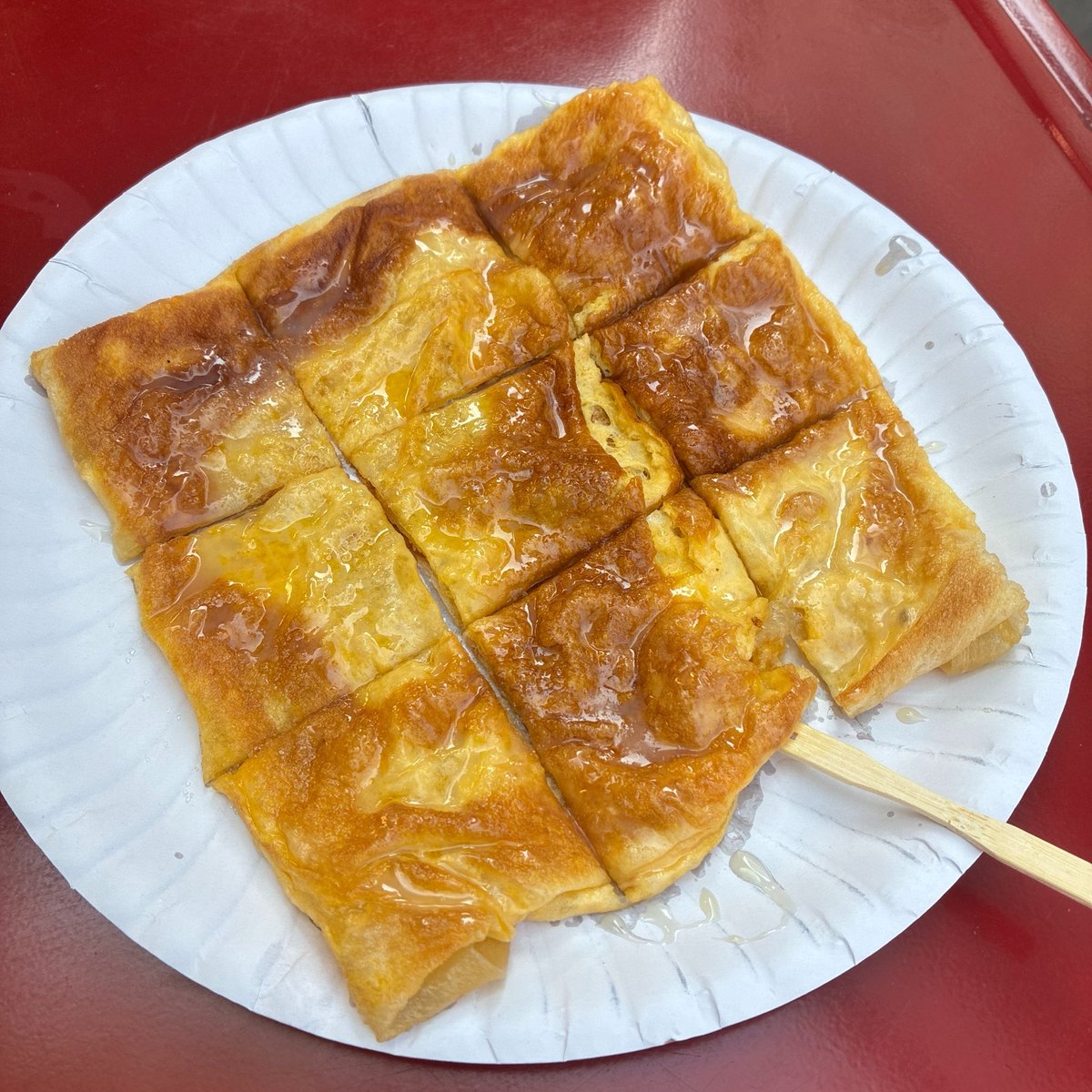53_ryugaku's tweet photo. 見かける度に悩む【ROTI】🍳インドやイスラム圏のパンがルーツでタイ屋台の定番おやつ。ほぼクレープなんですけど、バナナ・チョコ・卵…サクサクなのにモチモチ、そして最後に練乳たっぷり。絶対美味しいって知ってまして→でも甘い→通り過ぎる→振り返る→でも甘い→でもおいしい→結局並んでます🤣 https://t.co/9rzb21Is3U