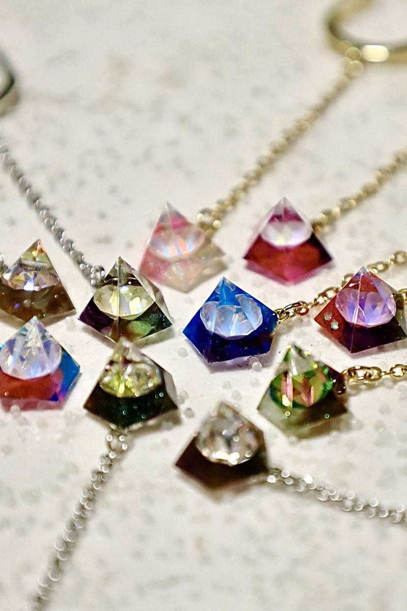 UPONHANDMADE's tweet photo. お次のイベントに向けて制作してます！
まずはチェーン付きのイヤーカフ！
当ブランドの中ではかなり小さいデザインですが、使い勝手相当良いです！！
オールレジンイヤーカフとの重ね着けも🙆‍♂️
6.12-18 connect apart(梅田ルクアイーレ1F) https://t.co/uuSZSw1qrZ