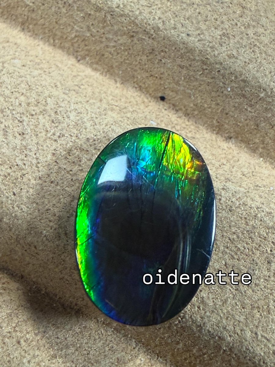oidenatte's tweet photo. アンモライトのジュエリー加工依頼
しかし、この石は非常に脆く
乾燥にも弱いので、ヒビ割れも多く
何かと厄介です
綺麗な石なのですが、購入する際には気をつけましょう
@oidenatte 
#ジュエリー
#宝石 https://t.co/4mwzkvqmct
