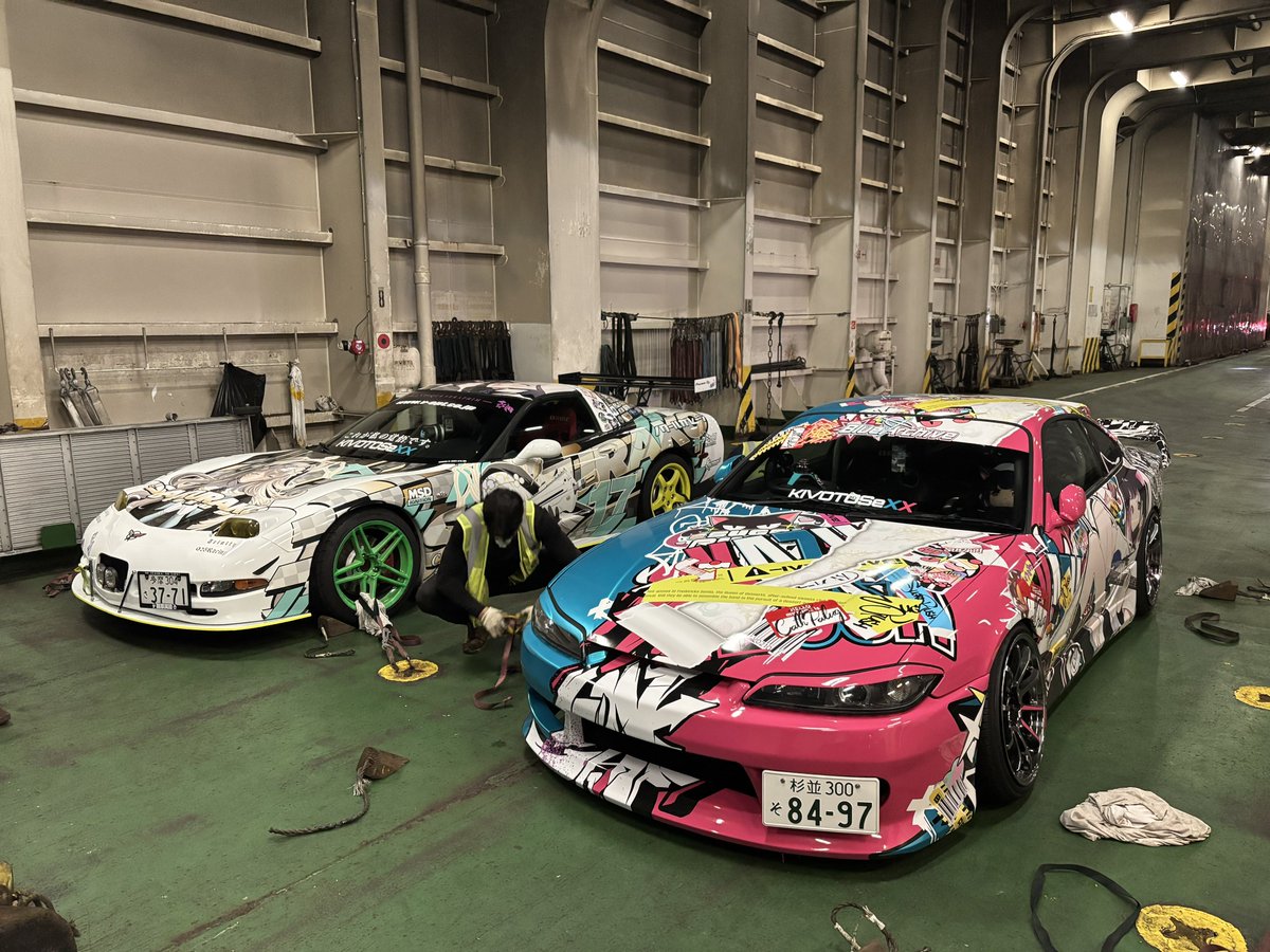Noir_Scarlet_'s tweet photo. 無事に！！クルマも人間もフェリーに乗船完了しました！！
出港は22:30なので、これからゆっくりしたいと思います！滞ってた返信も順次していきます🙇‍♂️
博多港着いても家まで1100キロの道のりが待っていますが、ひとまず無事に帰国できそうで一安心です！
#meet_the_itasha https://t.co/pY9fLCD4w8