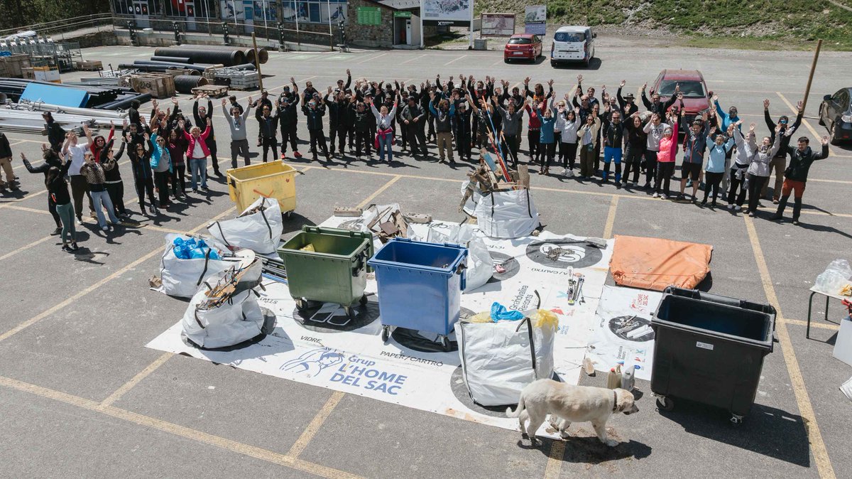 laneualdia's tweet photo. Més de 300 persones participen en la recollida de residus a les estacions d’Andorra en la 4a edició de la Jornada Muntanyes Netes. S’han recollit 1.800 kg de residus! @grandvalira 
https://t.co/r8tIndSRBs https://t.co/dNcGpaaeDz