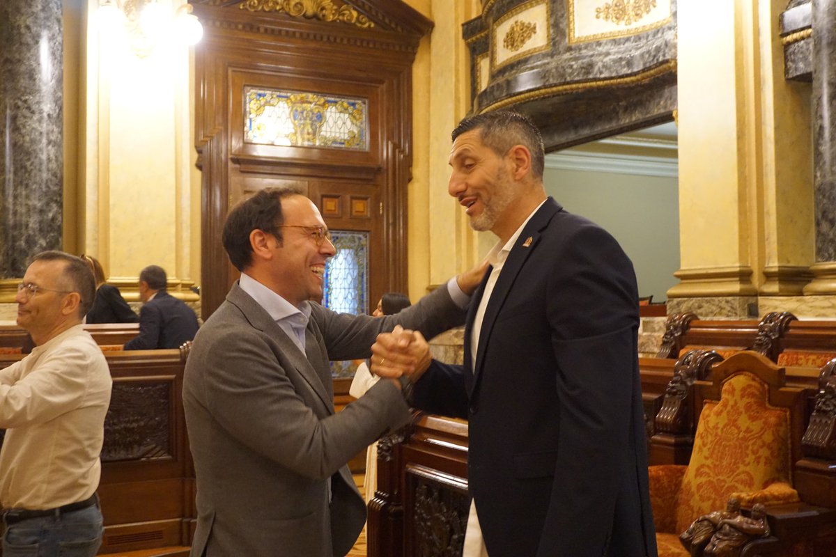 PPCoruna's tweet photo. A Coruña vuelve a demostrar que es una ciudad de primera🧡🏀

Recibimos al Básquet Coruña para celebrar un ascenso que es fruto del esfuerzo de todo un equipo y de una afición que nunca dejó de creer.

Está siendo un buen año para el deporte coruñés… Enhorabuena, campeones! https://t.co/4Do3PtSRXp