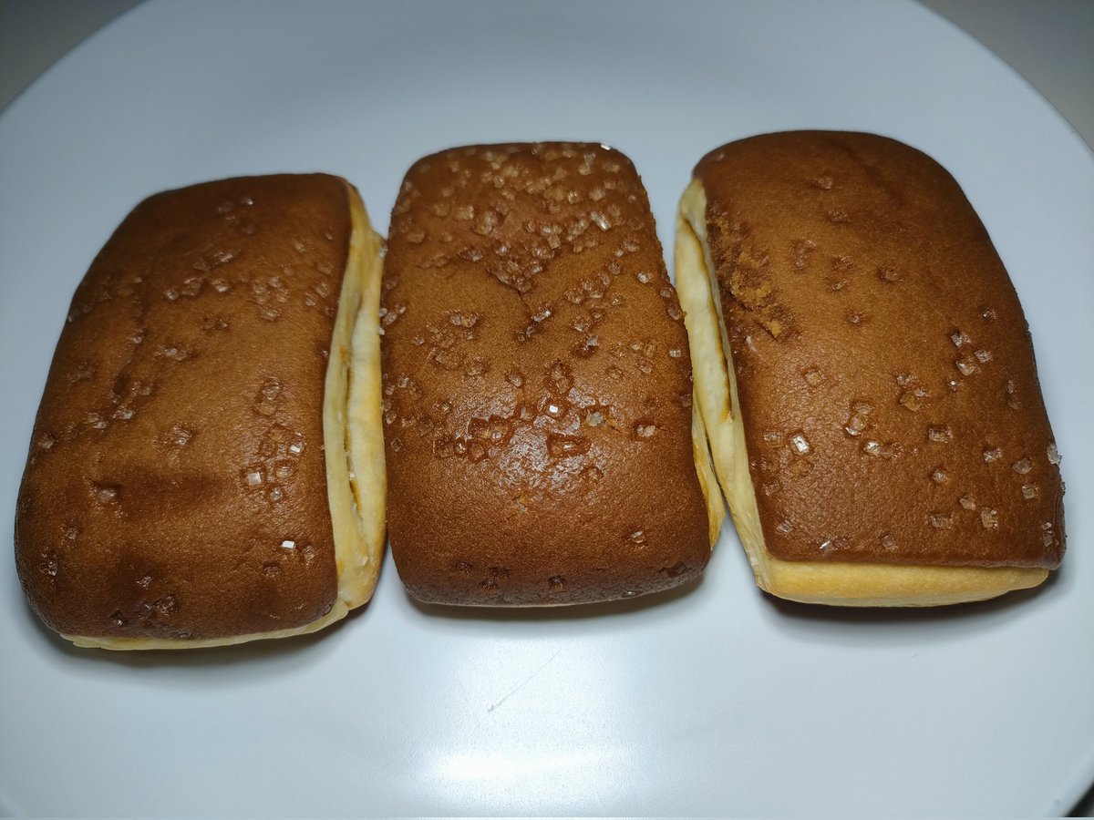 sweetshappytime's tweet photo. 🌌今夜食べたいスイーツパン🥐

セブンイレブン
【じゃりっと食感 ビターコーヒーサンド 3個入】

じゃりっと食感…もっとザラメ量が欲しいと思うタイプ🆙

しっとりしたパン生地に、コーヒーペーストがねっとり絡んでやさしいコーヒー風味がふわっと広がる🤭

ひと口目は、コーヒーの香りとほんのりした甘さ。

そのあと、ザラメの甘味がほんのり重なるのがよき🤤

ビター感は控えめでコーヒーの風味を楽しむタイプ。

1個147kcalで糖質20.5g。
数個入りのカロリーマジックはダイエッター泣かせ…

3個食べるとなかなかの背徳感😈

🌙夜満足度：4/5 
😈背徳度：5/5 
🍞生地うま度：3.5/5