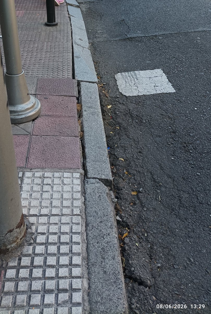 ApuntesMadrid's tweet photo. @Lineamadrid @geoportalmadrid @DecideMadrid @Actualidad21 @Gacetinmadrid @El_Distrito @madridtotal_ee @eldiario_Madrid @gndiario_es @eldiariodmadrid @InteresMas Calle Eloy Gonzalo. Esquina gloria de Quevedo. 
El bordillo desplazado desde hace varias semanas. Problemas de accesibilidad para mayores y sillas bebe o ruedas.
Hace dos horas un señor mayor. Y a punto de caer los que acudieron a socorreralo
¿Cuando lo van a arreglar? https://t.co/6T5EDWn1n3