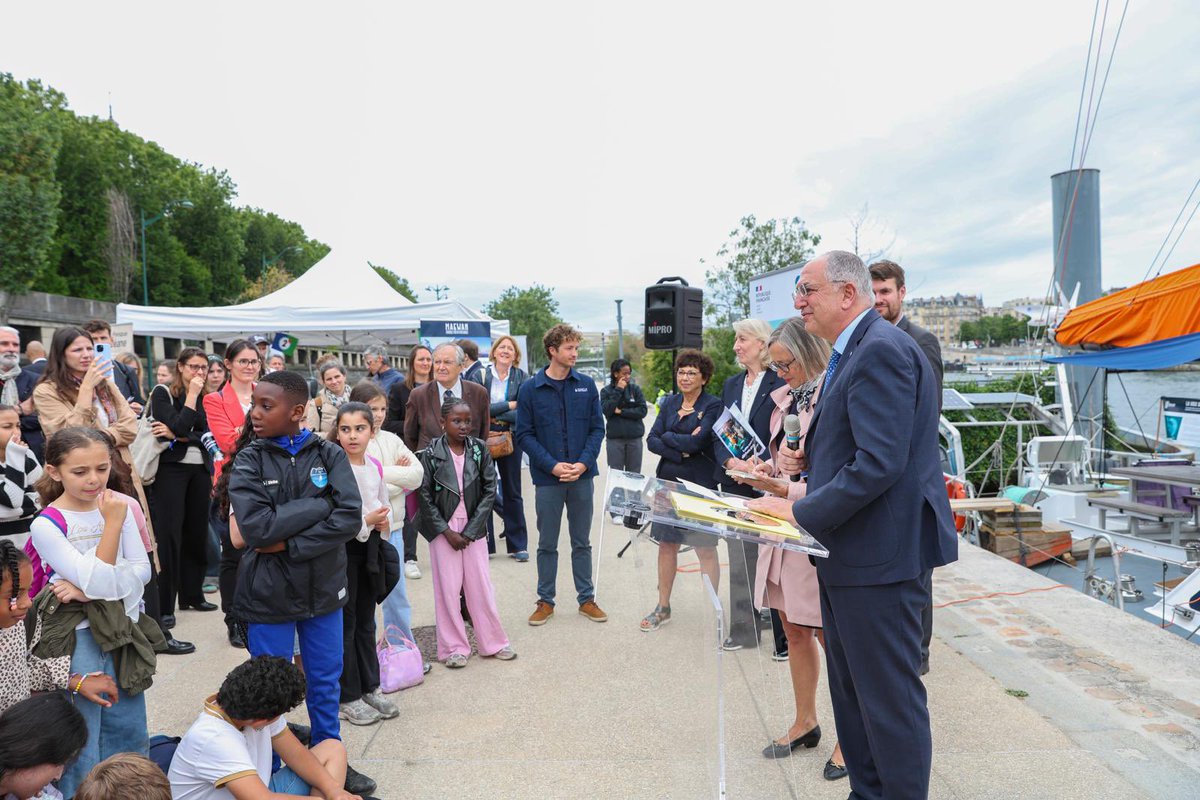 CostasKadis's tweet photo. Delighted to speak to the next generation of ocean guardians in Paris - schoolchildren actively engaged on the topics of plastic pollution and biodiversity preservation through the Educational Marine Area programme in 🇫🇷. 
Raising future eco-citizens starts here, and the ocean also starts right here - in our cities and our choices,  as everything we do on land affects the ocean. Through its ambitious roadmaps and local action France is setting the standard for Europe.
The sea starts here, and so does our responsibility to protect it. 🌊