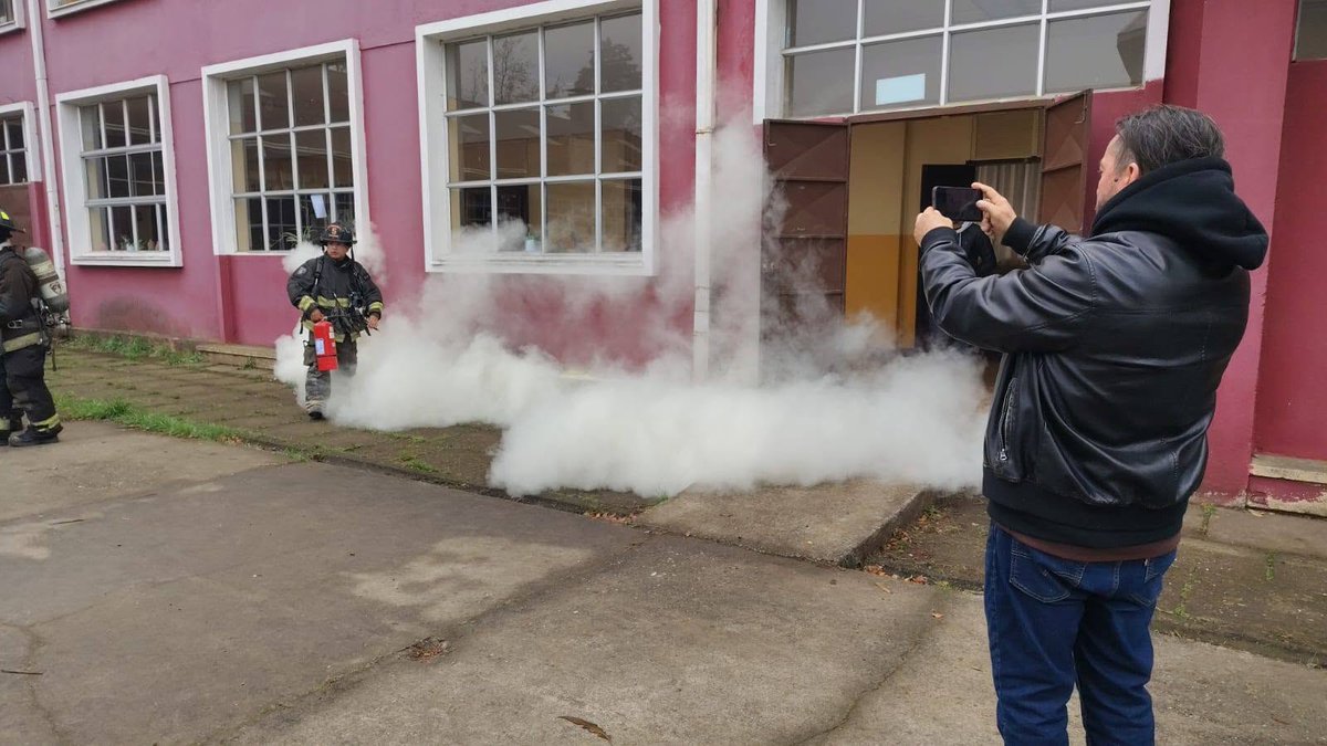 schmidt_esc's tweet photo. Con motivo de la semana de seguridad escolar, se llevó a cabo un simulacro de incendio con el apoyo de la 7ma compañía de bomberos, lo que permitirá a la comunidad educativa estar mejor preparada. La actividad fue organizada por la profesora Camila Sánchez, encargada de seguridad https://t.co/9VLY9mZ7ly