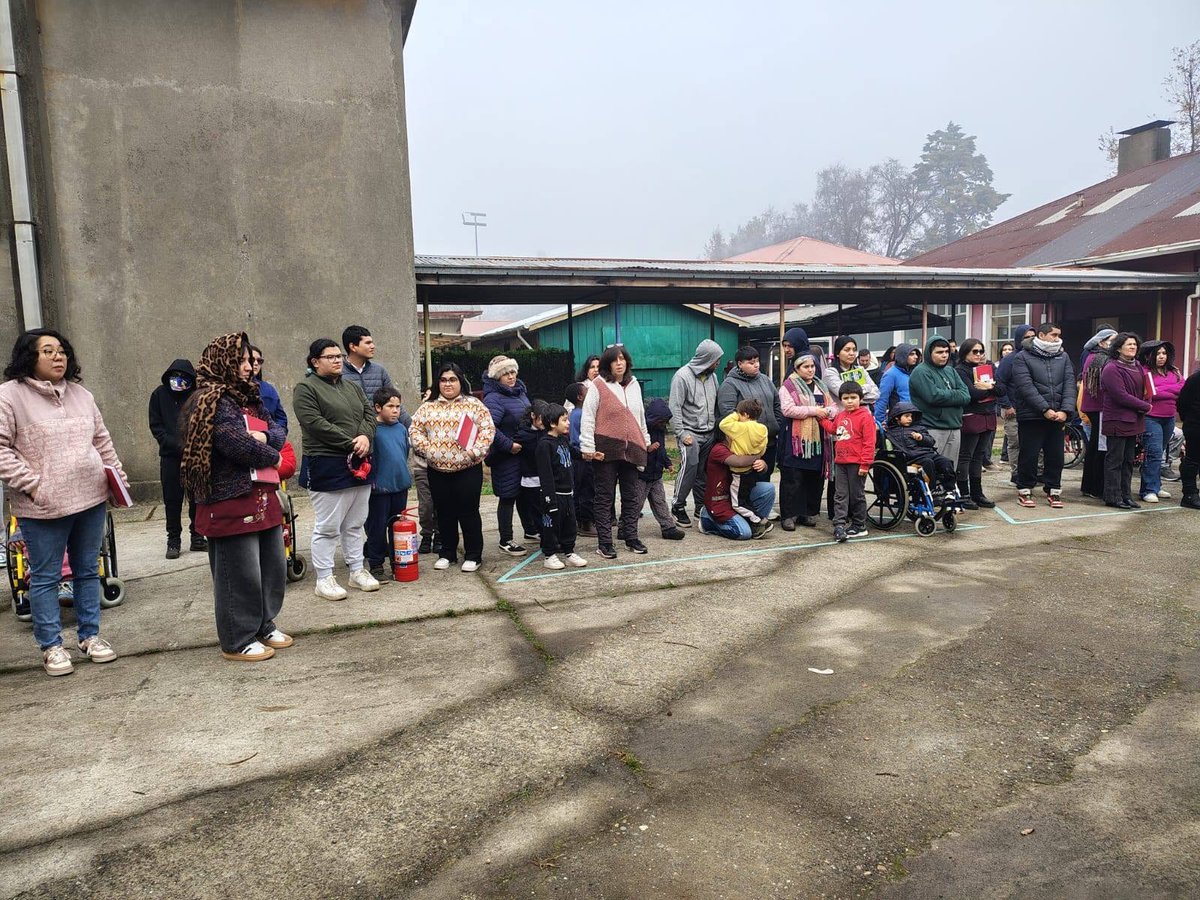 schmidt_esc's tweet photo. Con motivo de la semana de seguridad escolar, se llevó a cabo un simulacro de incendio con el apoyo de la 7ma compañía de bomberos, lo que permitirá a la comunidad educativa estar mejor preparada. La actividad fue organizada por la profesora Camila Sánchez, encargada de seguridad https://t.co/9VLY9mZ7ly