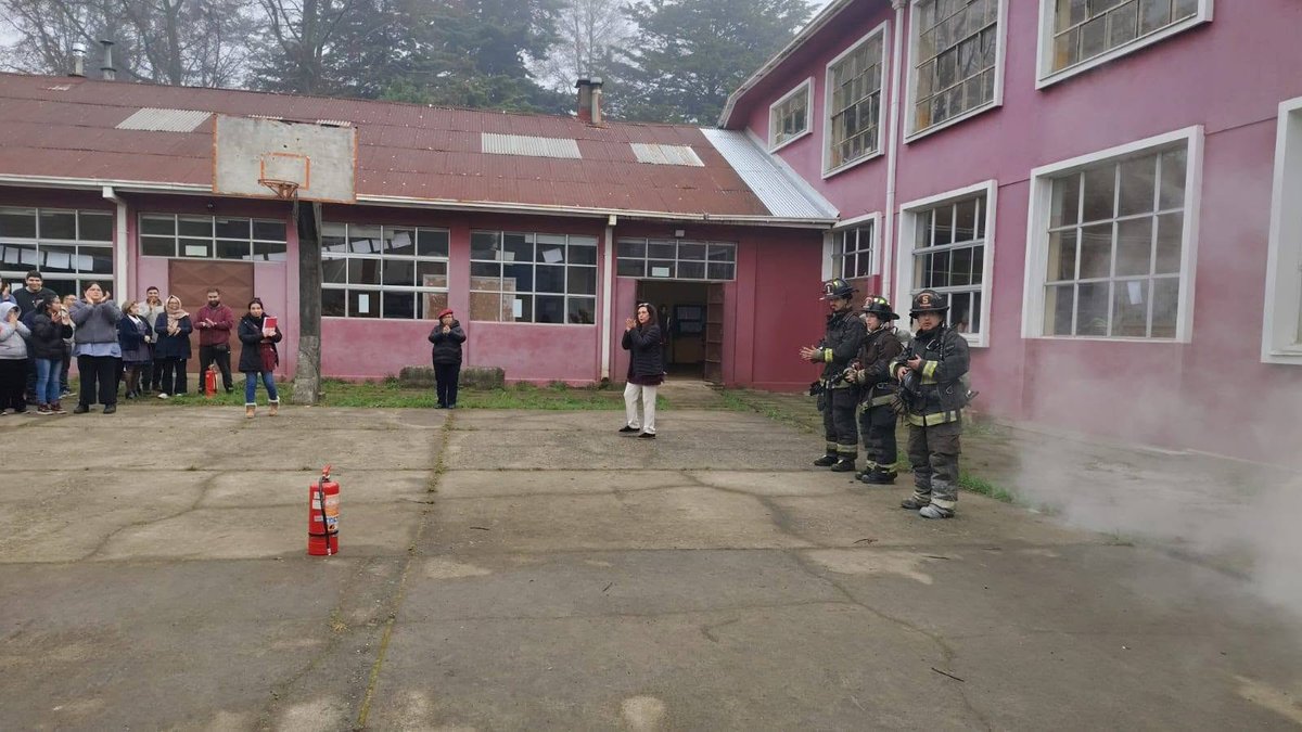 schmidt_esc's tweet photo. Con motivo de la semana de seguridad escolar, se llevó a cabo un simulacro de incendio con el apoyo de la 7ma compañía de bomberos, lo que permitirá a la comunidad educativa estar mejor preparada. La actividad fue organizada por la profesora Camila Sánchez, encargada de seguridad https://t.co/9VLY9mZ7ly