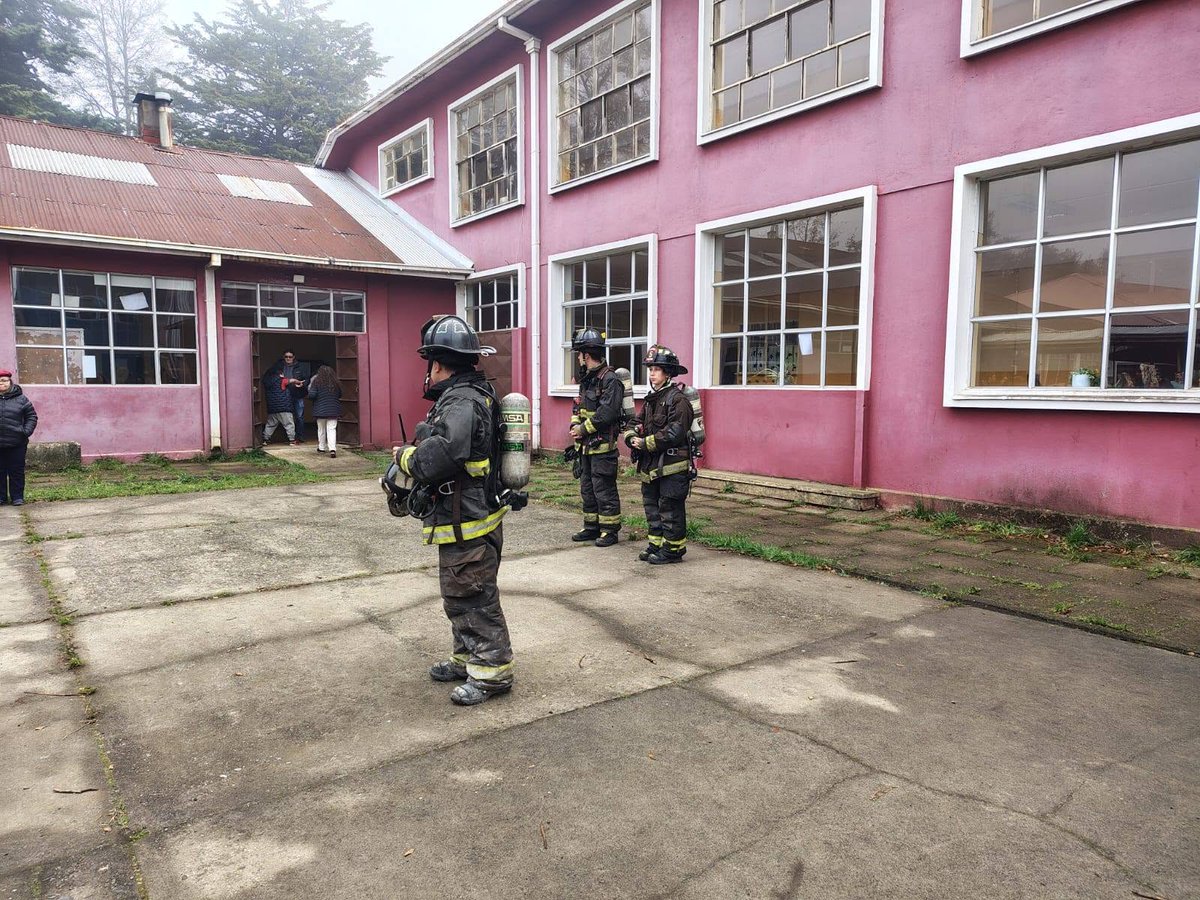 schmidt_esc's tweet photo. Con motivo de la semana de seguridad escolar, se llevó a cabo un simulacro de incendio con el apoyo de la 7ma compañía de bomberos, lo que permitirá a la comunidad educativa estar mejor preparada. La actividad fue organizada por la profesora Camila Sánchez, encargada de seguridad https://t.co/9VLY9mZ7ly