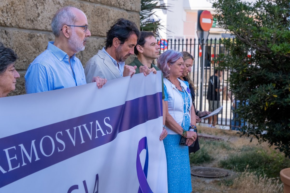 SubGobCAD's tweet photo. 🟣 Minuto de silencio en la Subdelegación del Gobierno en Cádiz en recuerdo de Victoria, asesinada presuntamente por su pareja. Con este crimen, 24 mujeres han sido asesinadas en España en 2026. Frente a la violencia machista, tolerancia cero. #016 #NiUnaMenos https://t.co/gpOSrbYyjt