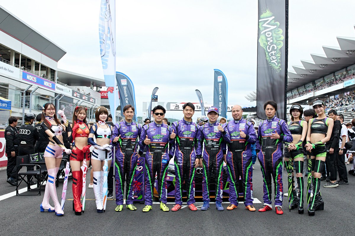 TakumaMiyazono's tweet photo. 富士24時間レースが終了しました！
ポールポジションから順調に走行し、ライバルの19号車とクラストップを争いながら走行を続ける中、12時間経過時点でミッショントラブルが発生、レース最終盤に復帰できましたが周回数が不足しておりDNFとなりました。

今回が初めてのS耐参戦でしたが、チームの皆さんが温かく迎えてくださり、石澤選手をはじめとするチームメイトからもたくさんのアドバイス・サポートをいただき、万全の体制でレースに臨むことができました。その中で、自分のスティントでトラブルが発生してしまいました。注意は払っていましたが、自分が車をもう少し労って走れば、トラブルの発生を遅らせたり完走できた可能性もあったと思いますし、徹夜で作業してくださったメカニックさんをはじめ、チームの皆さんに申し訳ない気持ちでいっぱいで、何より非常に悔しいです。

一方で、シリーズとしてはまだ4戦が残っています。今回たくさんの走行機会をいただき、車やタイヤの特性を理解することができました。次戦のSUGOラウンドでは経験を活かし、優勝争いに加われるよう準備を進めていきます。

現地・配信をはじめ、応援いただいた皆様、ありがとうございました。日本での大きなレースへの出場は今回が初めてでしたが、想像以上にたくさんの方々から様々な応援の声をいただき、良い状態でレースに臨むことができました。残りシーズン、巻き返せるよう頑張っていきますので、今後ともよろしくお願いいたします！

#evaracing #supertaikyu #S耐 #strasse