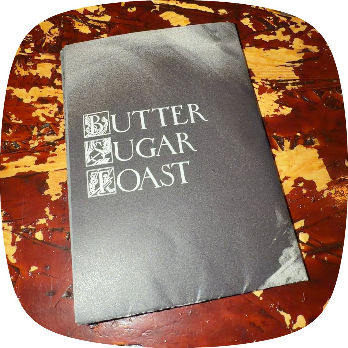 katomandlc's tweet photo. 昨日のButter Sugar Toastのライブで配布されたパンフ、’zine、チケットを読み返してるけど、全部すでに読んだものだけどやはりフィジカルだと脳、身体への入り方が違うと実感！3,4日で最高なこれを完成させた @3LA_Disc オーナー水谷に最大の賛辞を！BSTも彼のレコ屋もここからさらなる未来へ！ https://t.co/EwJKdsoiM5